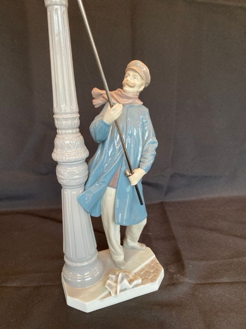 Lladro *SIGNED* Porcelain Figurine, “Lamplighter”, item #5205 (retired 1984)