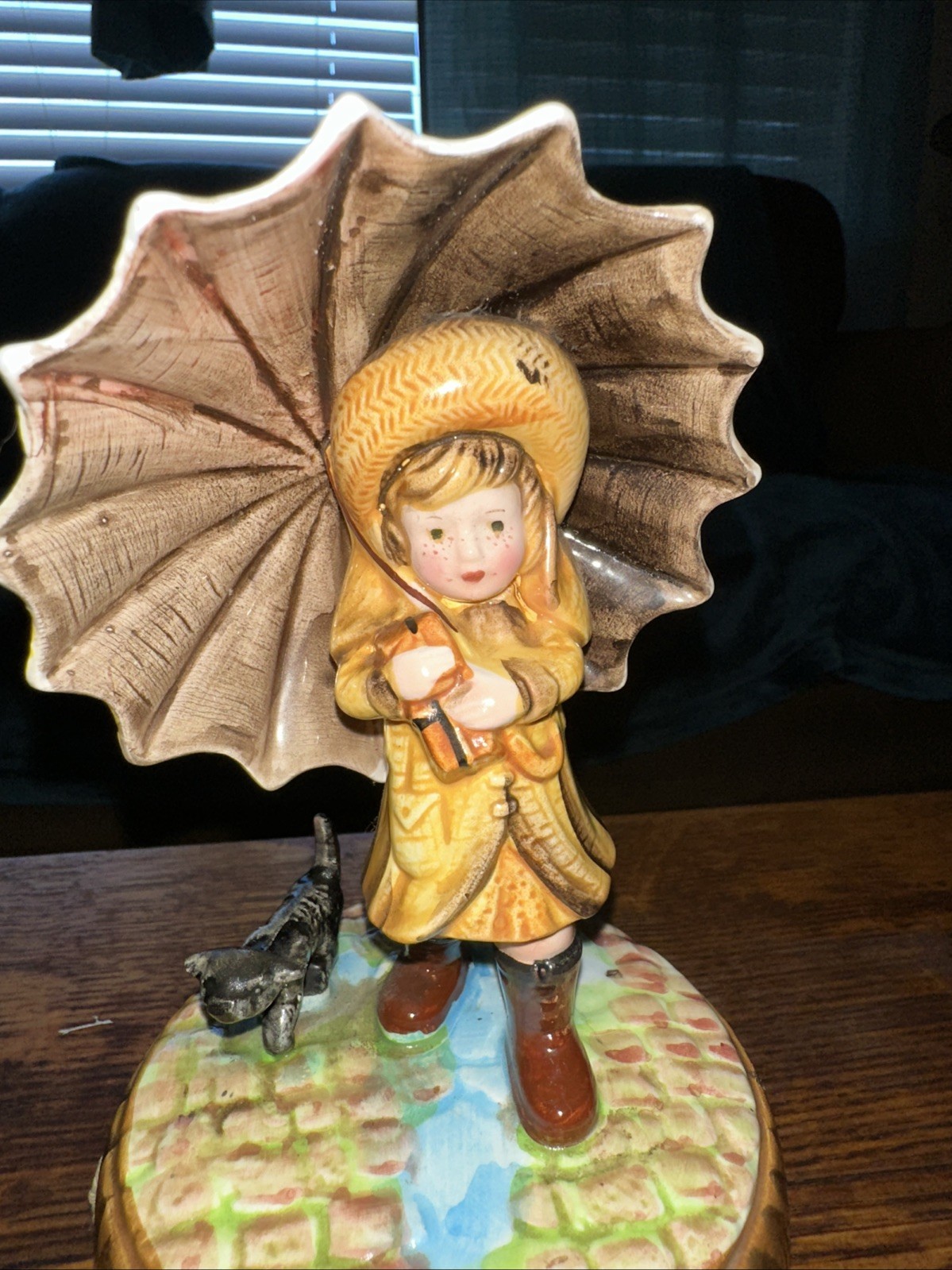 AMERICAN GREETINGS VINTAGE CORP GIRL W/UMBRELLA FIGURINE RAINY DAY JAPAN