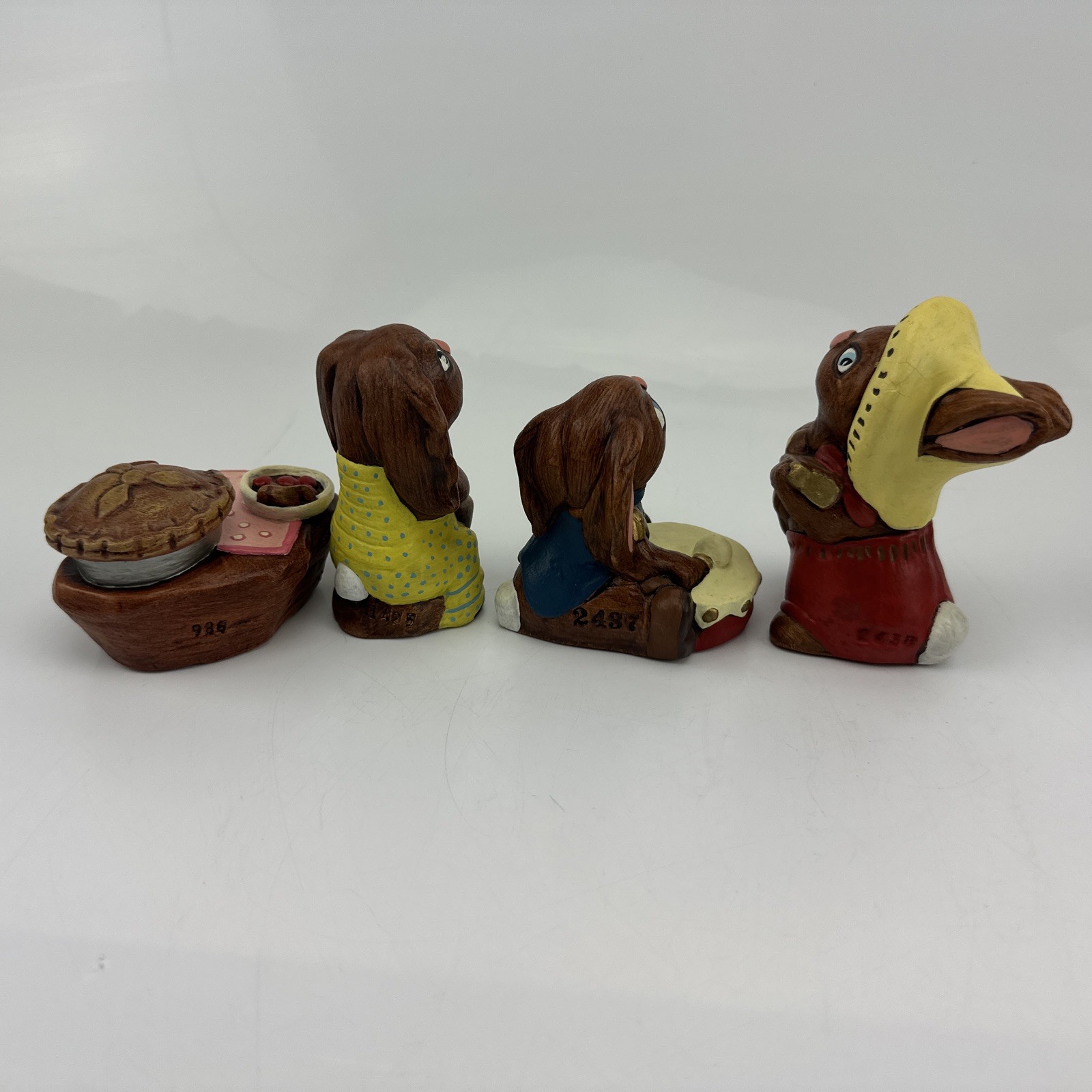 Vintage Pendelfin Rabbit Stoneware Music Scene Apple Pie Chorus Blanket Baby