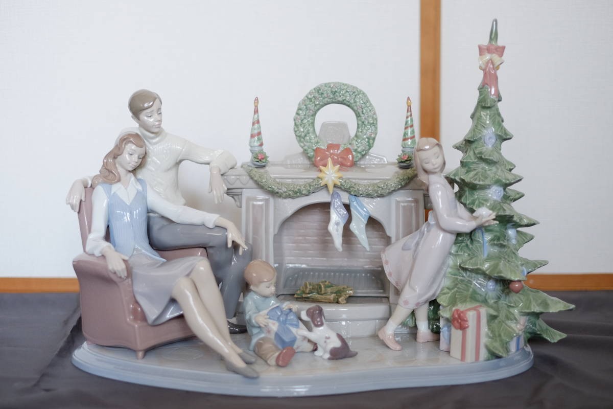 Lladro Family Christmas Large Figurine Limited To 750 w/Box