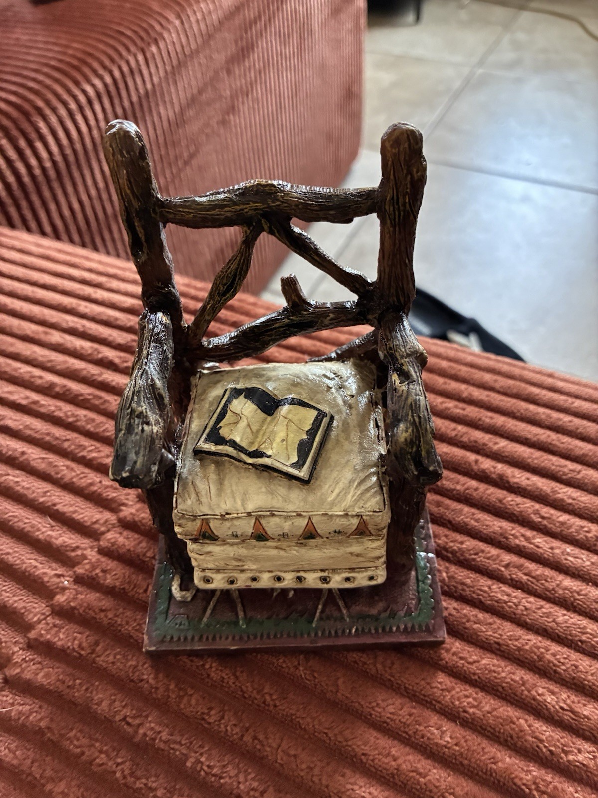 Bed Figurine Resin Rustic 3D Effect Matte Brown Beige Decorative