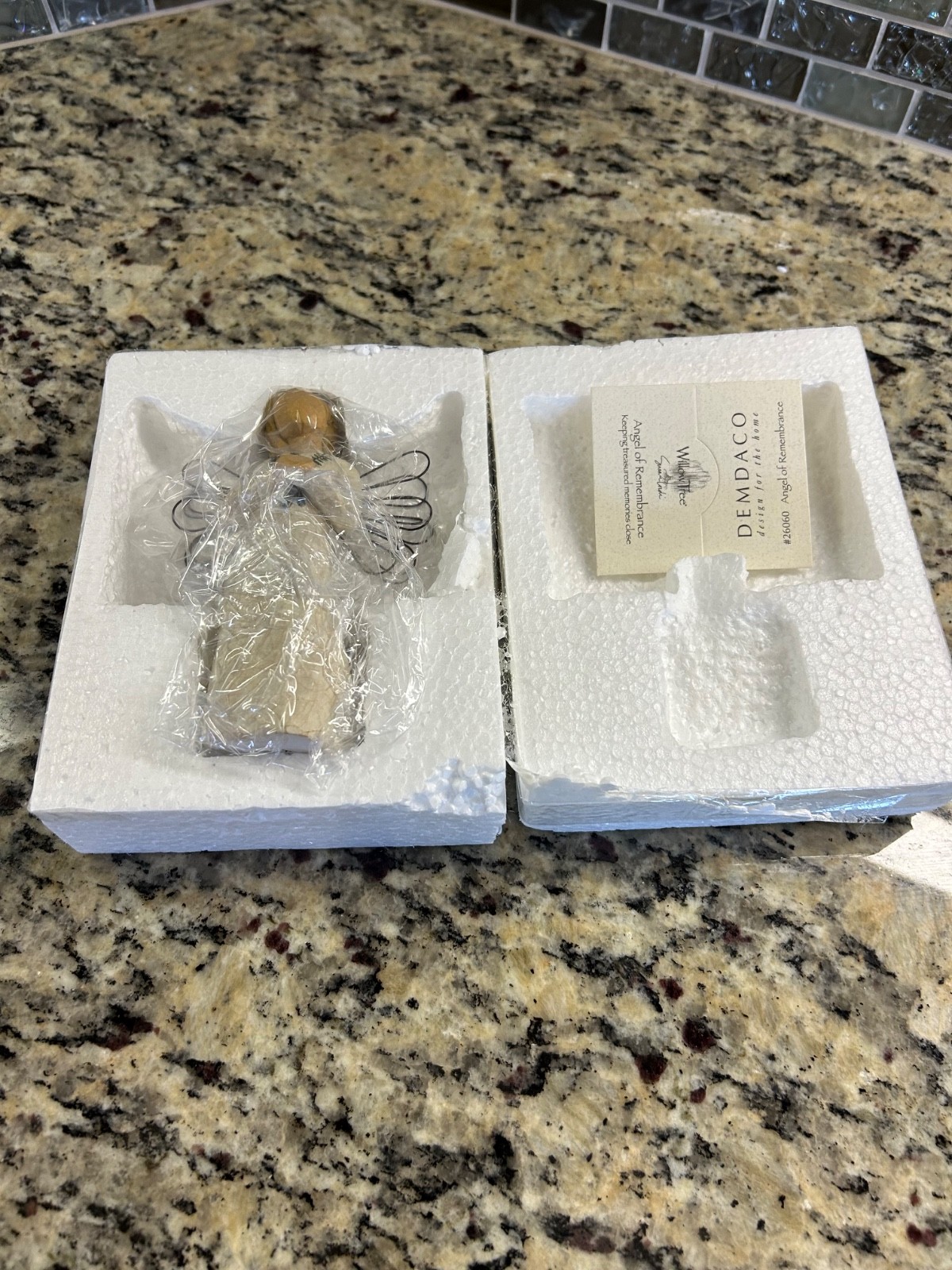 NEW Willow Tree Angel of Remembrance Figurine by Demdaco 2001 Susan Lordi, 5″