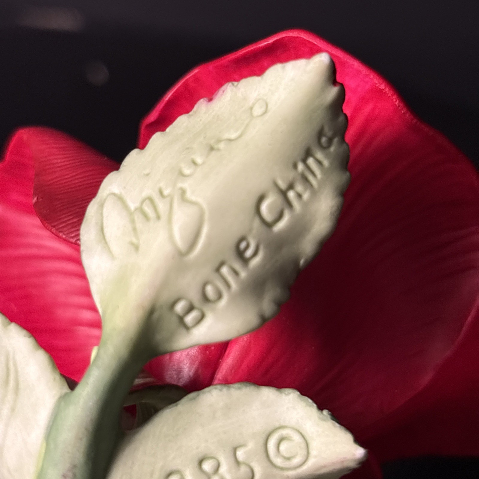 HOMCO Masterpiece Collection Red Rose on Wooden Base Mizuno Bone China Flower
