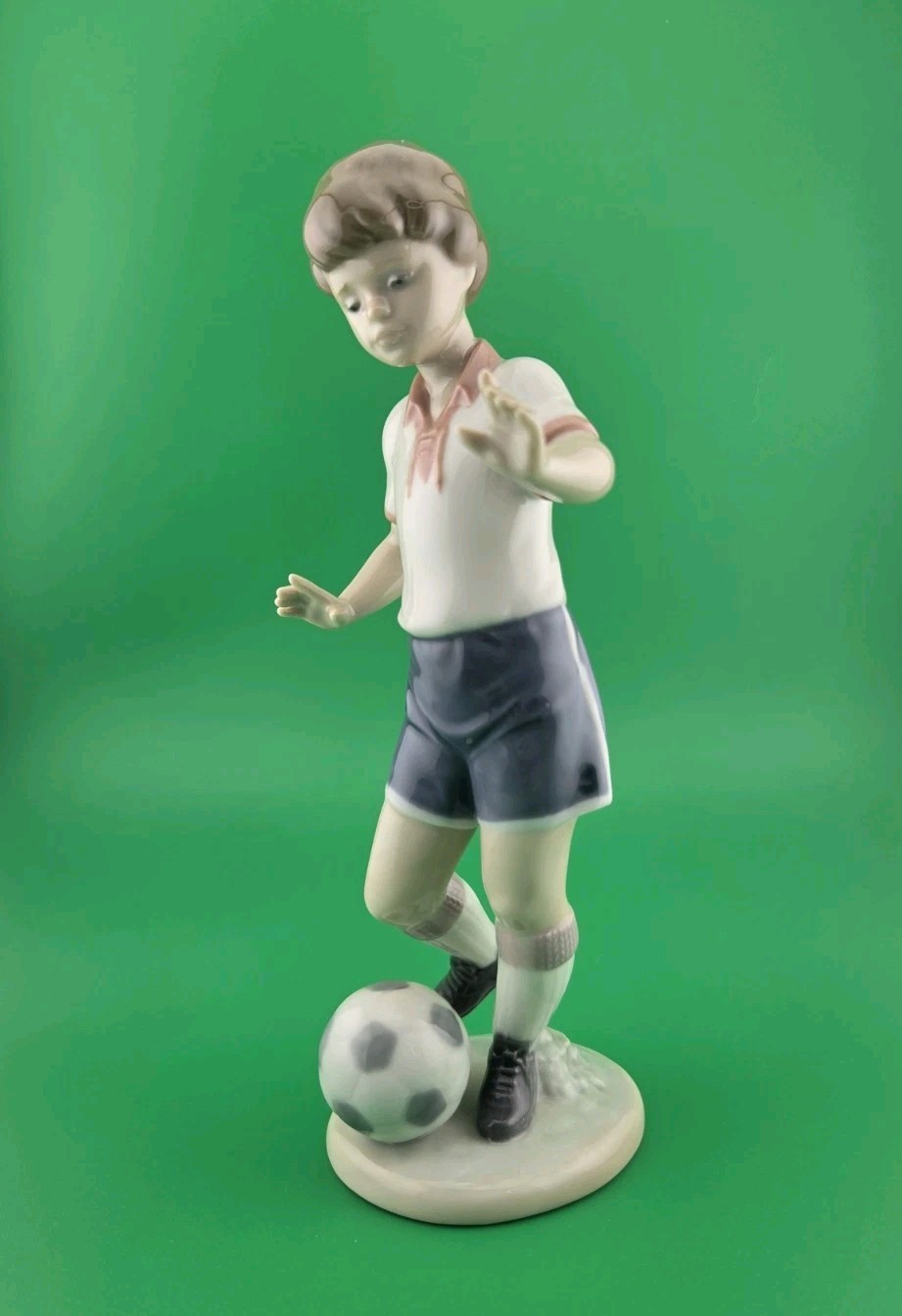 Lladro #6198 ‘Soccer Practice’ Young Boy Glossy Porcelain Figurine 9″