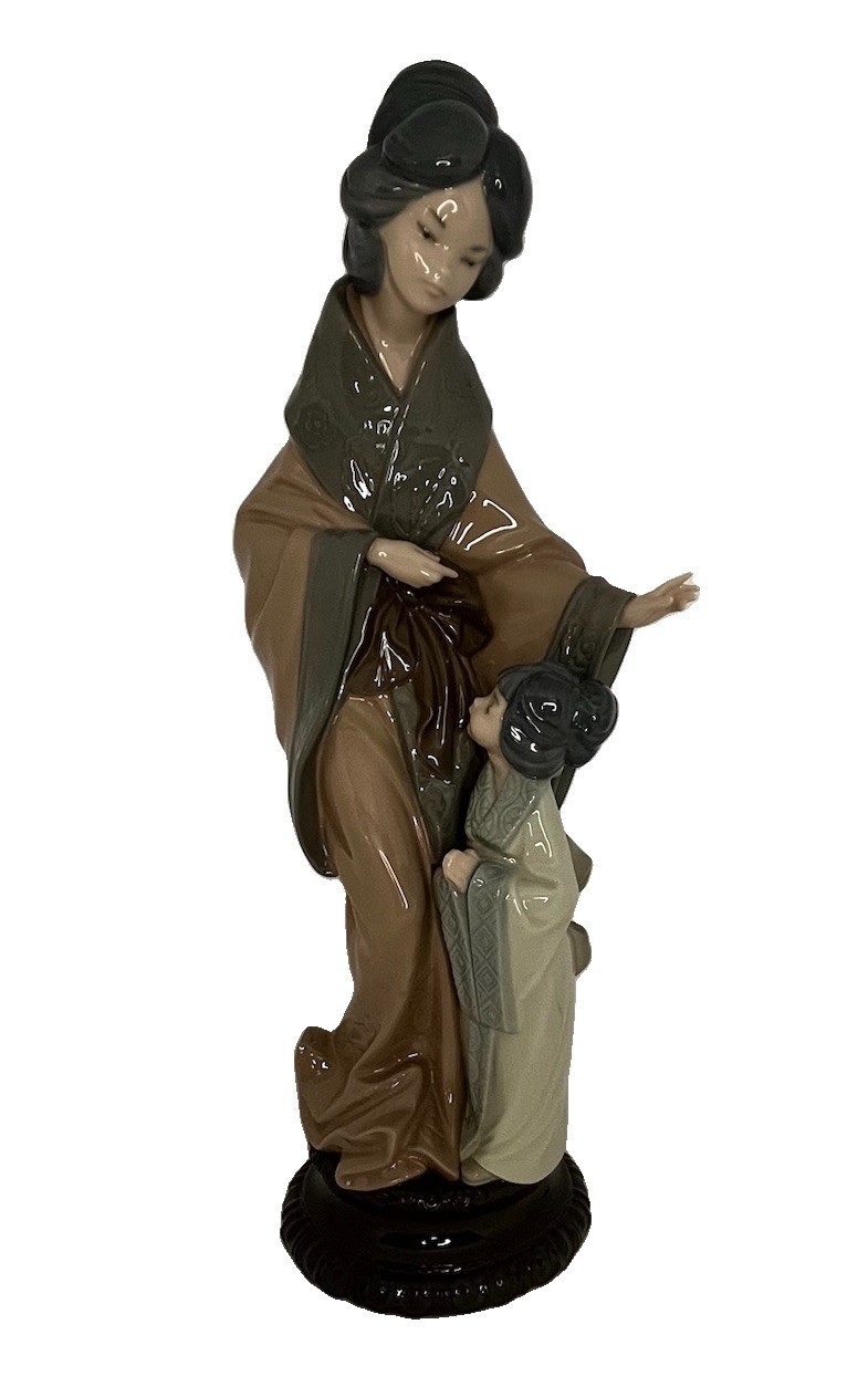 Nao by Lladrò “Japanese Mother and Daughter” figurine (model #0279)