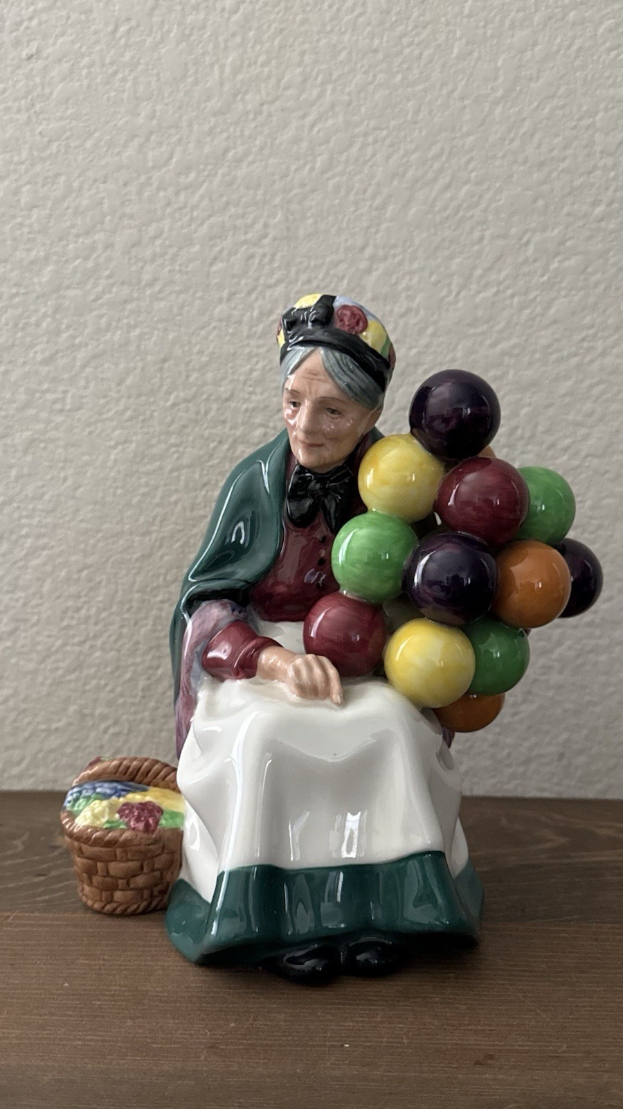Royal Doulton Figurine The Old Balloon Seller HN1315 Hand Painted Vintage