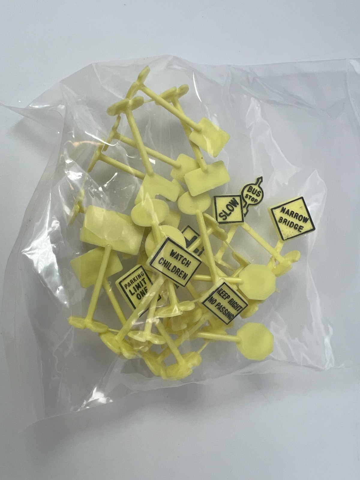 Hawthorne Village L/N Plastic Yellow Train Signs Lot (Unnumbered)