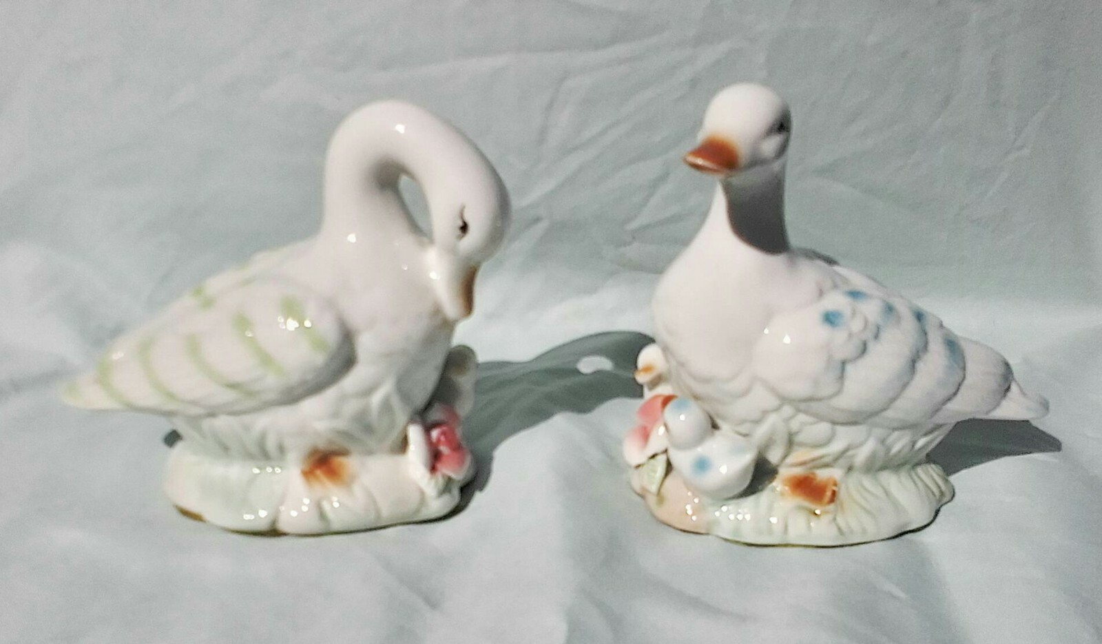 Beautful Pair of Porcelain Ducks w/Ducklings Figurines 4-1/2″H & 4-1/8″H