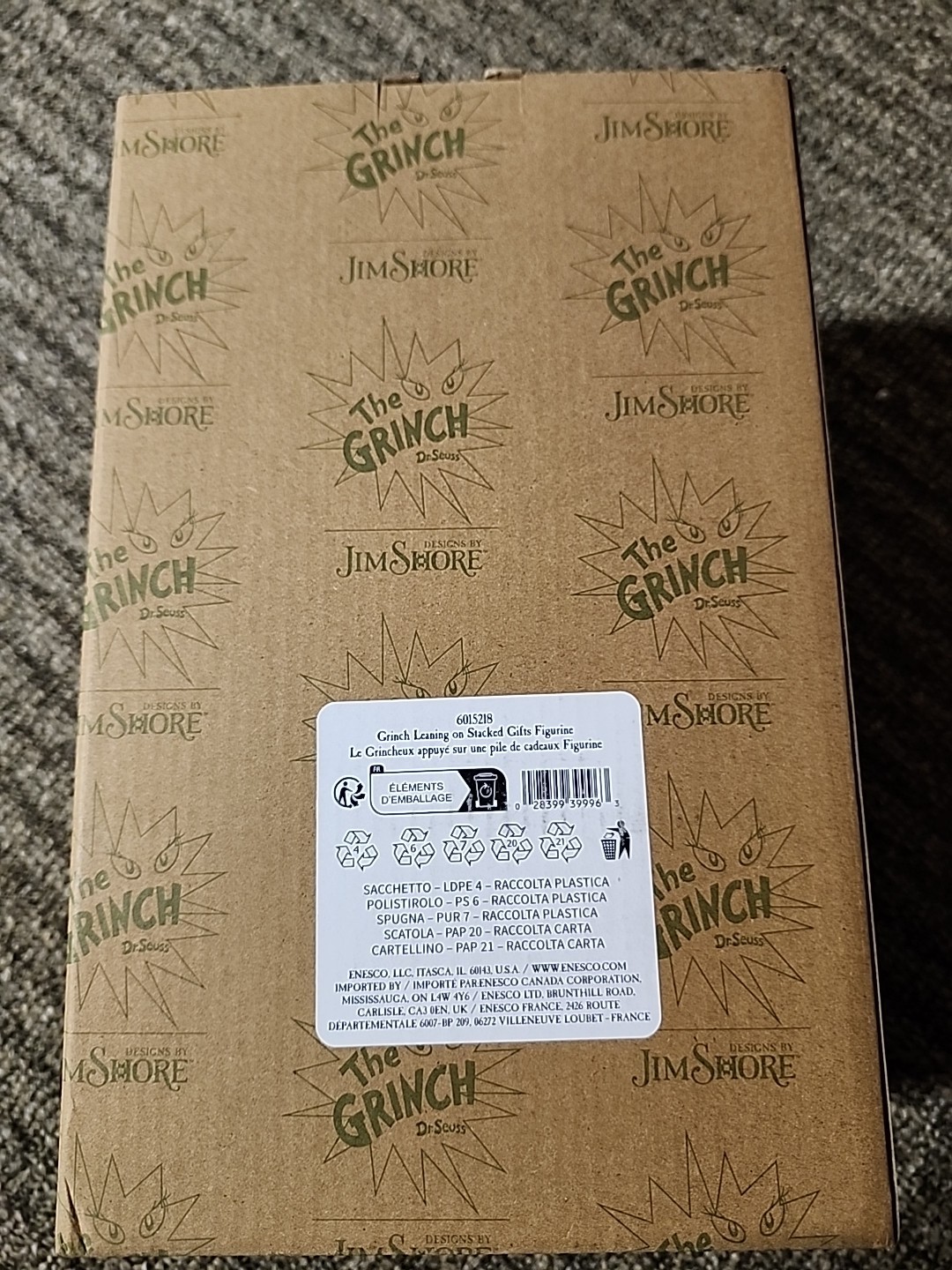 Dr. Seuss The Grinch, Jim Shore, Grinch Leaning On Stacked Gifts, 2024 Figurine