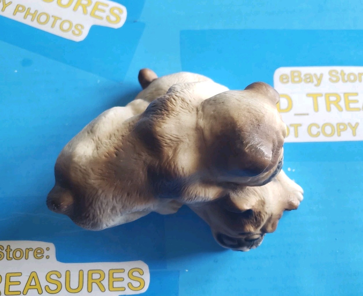 *VINTAGE* 2 BROWN ENGLISH BULLDOGS 4″ CERAMIC FIGURINE Brindle Playing Cute