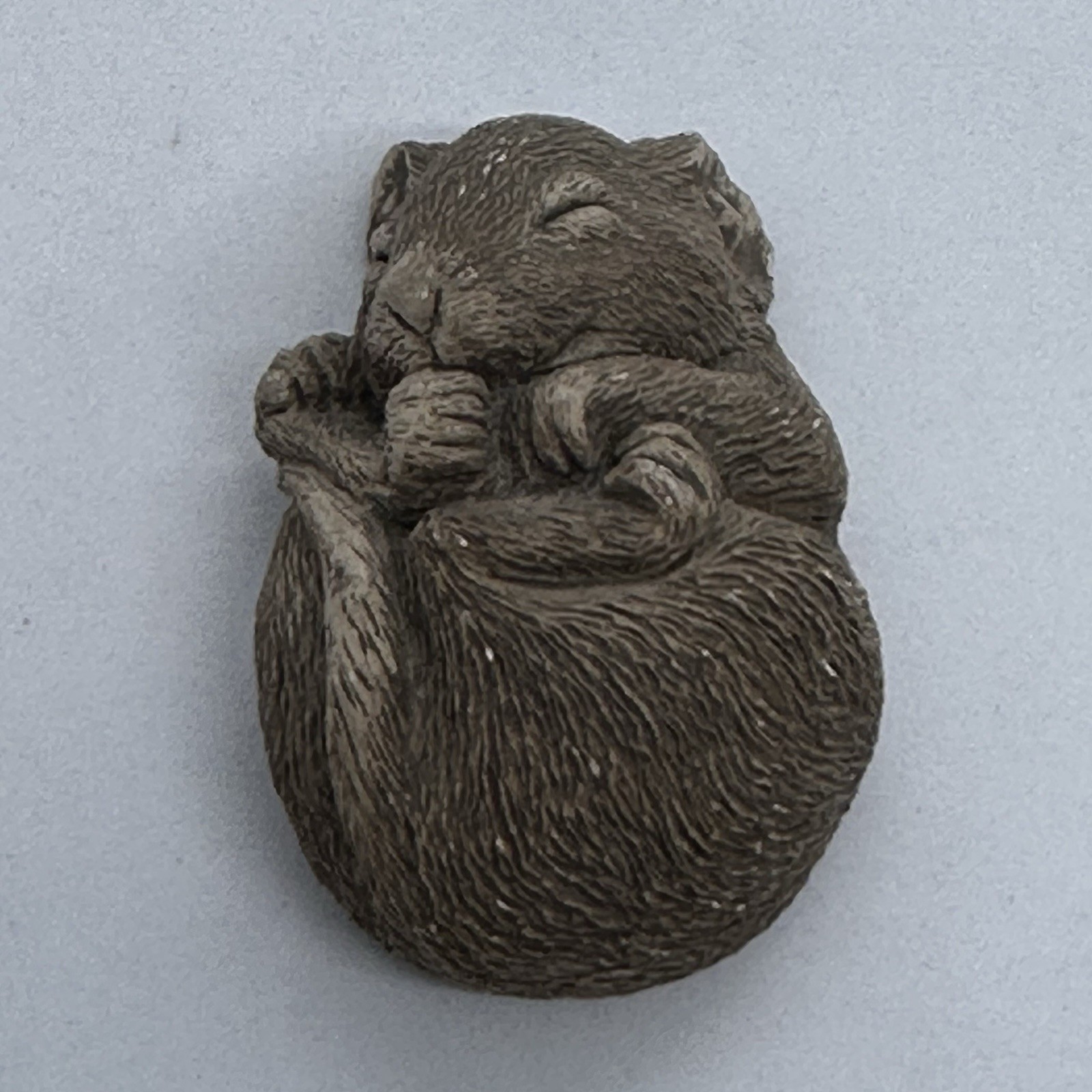 VTG 1981 Sandicast Sleeping Mouse Figurine Signed Sandra Brue 2.75″ Long Brown
