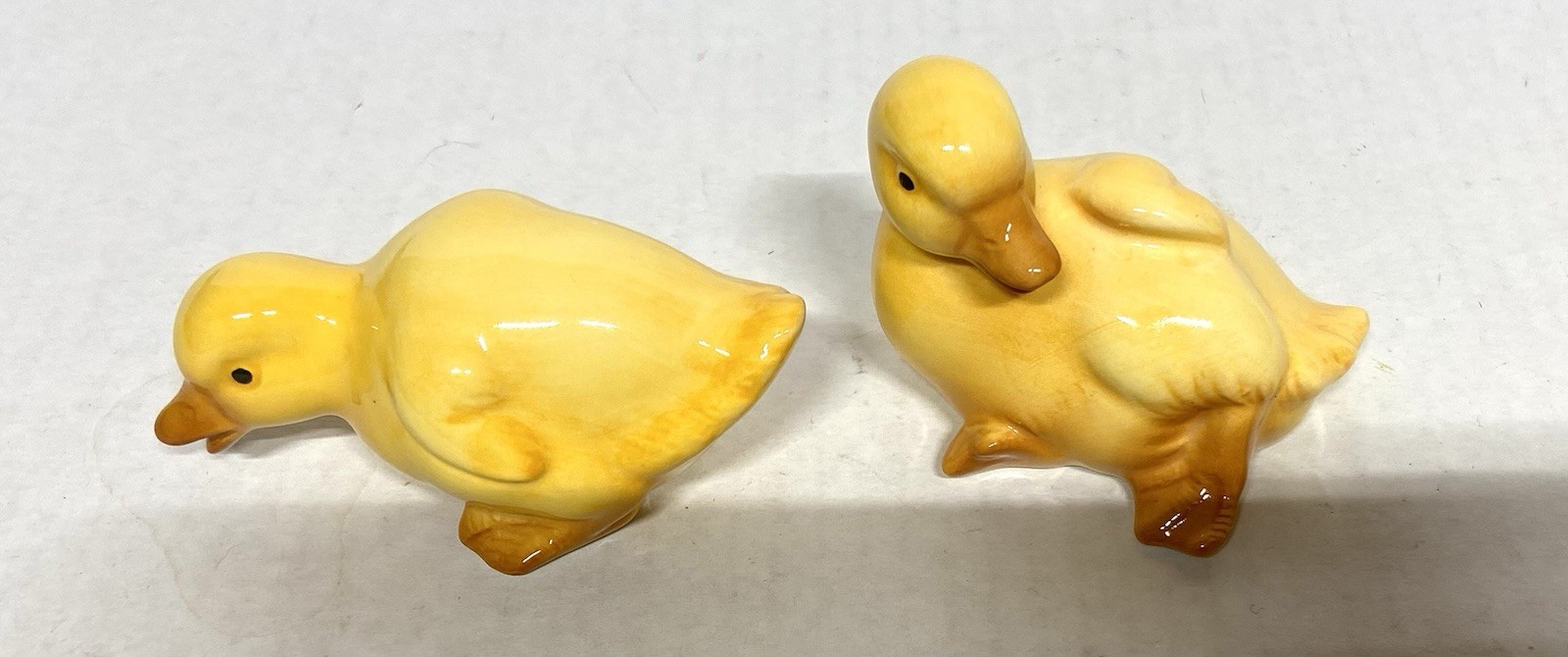 VINTAGE PAIR EASTER YELLOW BABY DUCKS / DUCKLINGS FIGURINES!