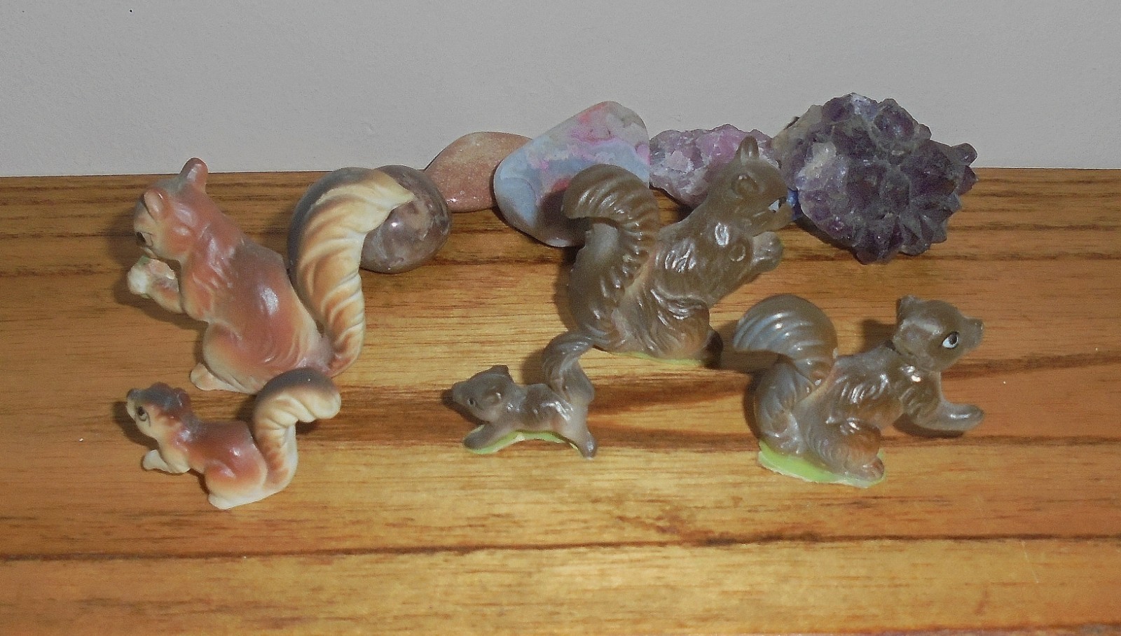 Lot of 5 Miniature Squirrel Figurines All Different 1″ – 2″ Unbranded
