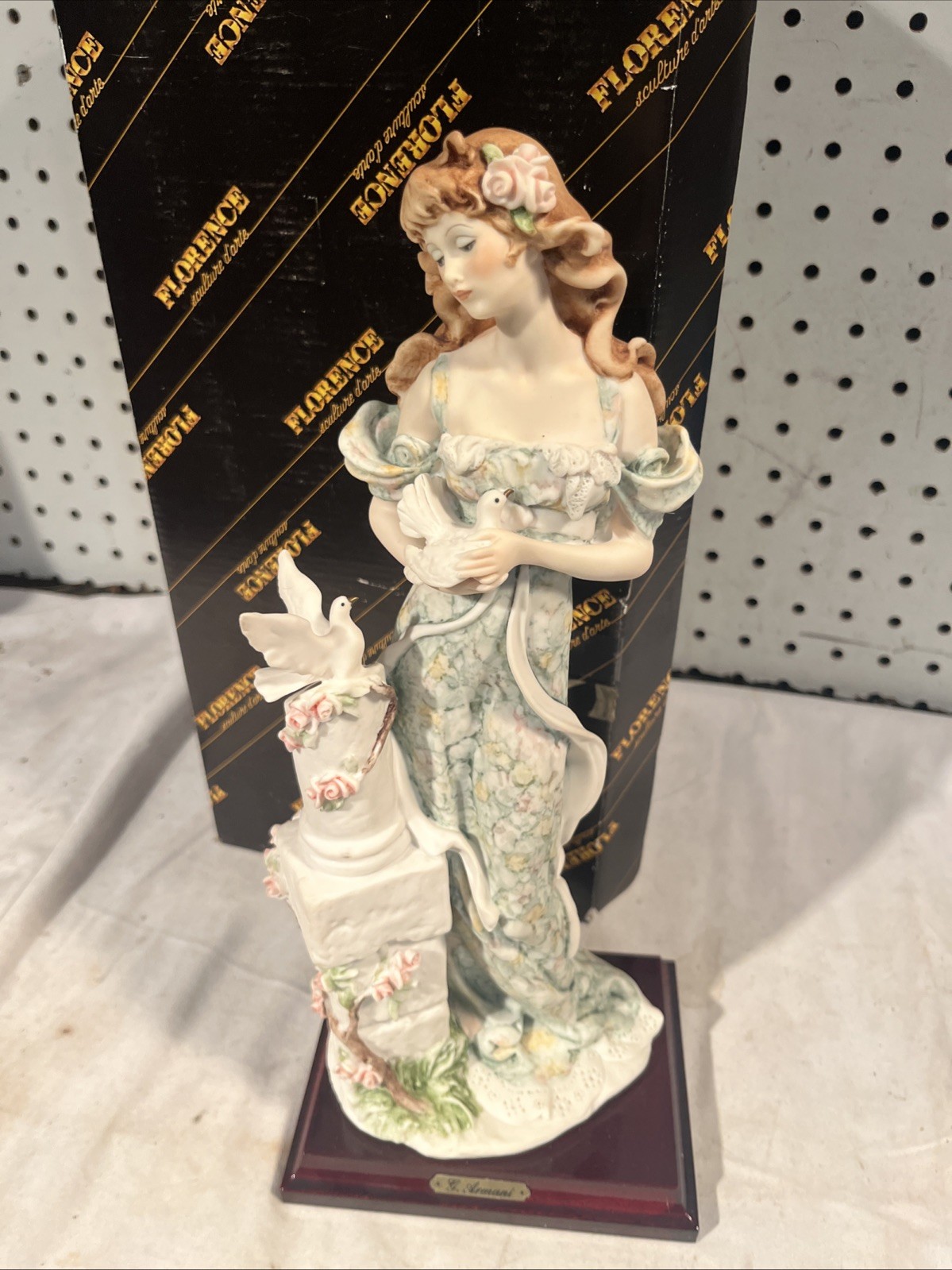 Florence Giuseppe Armani Figurine Lady with Doves 0950C Italy Art Statue