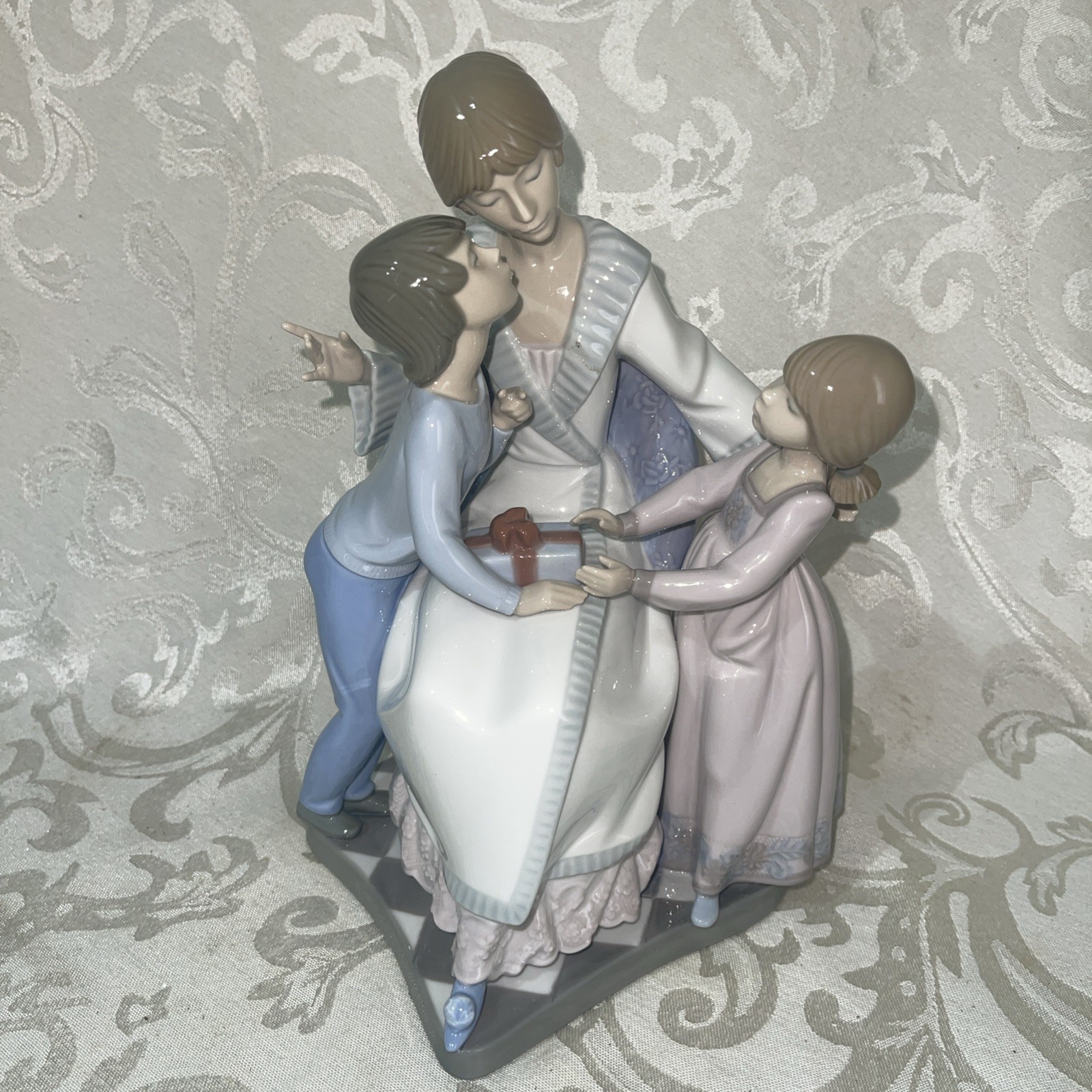 Lladro RARE Happy Mothers Day 5596 Figurine 9.5″ Mint With Box