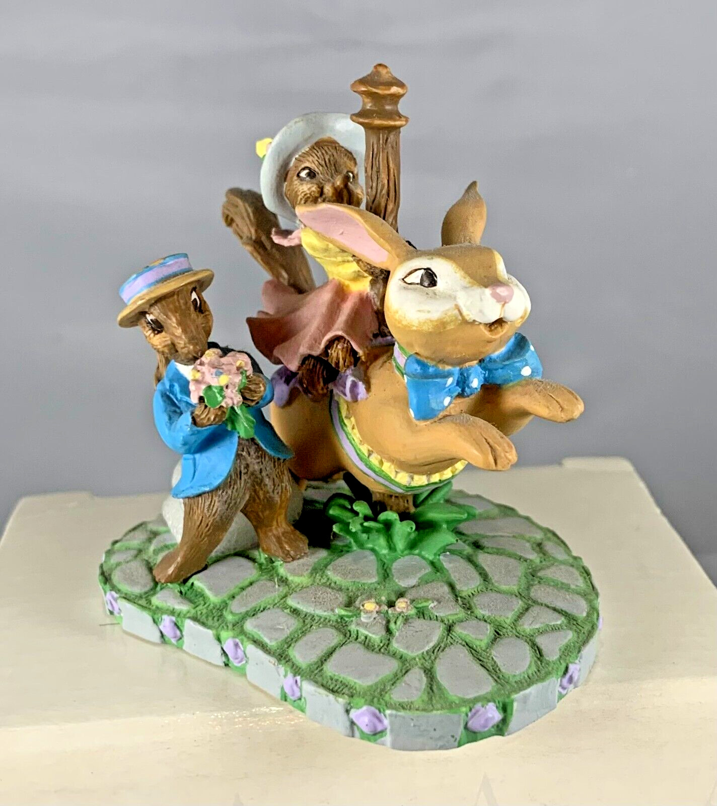 AVON CAROUSEL WONDERLAND MINIATURES COLLECTION “FLOWERS FOR A KISS”