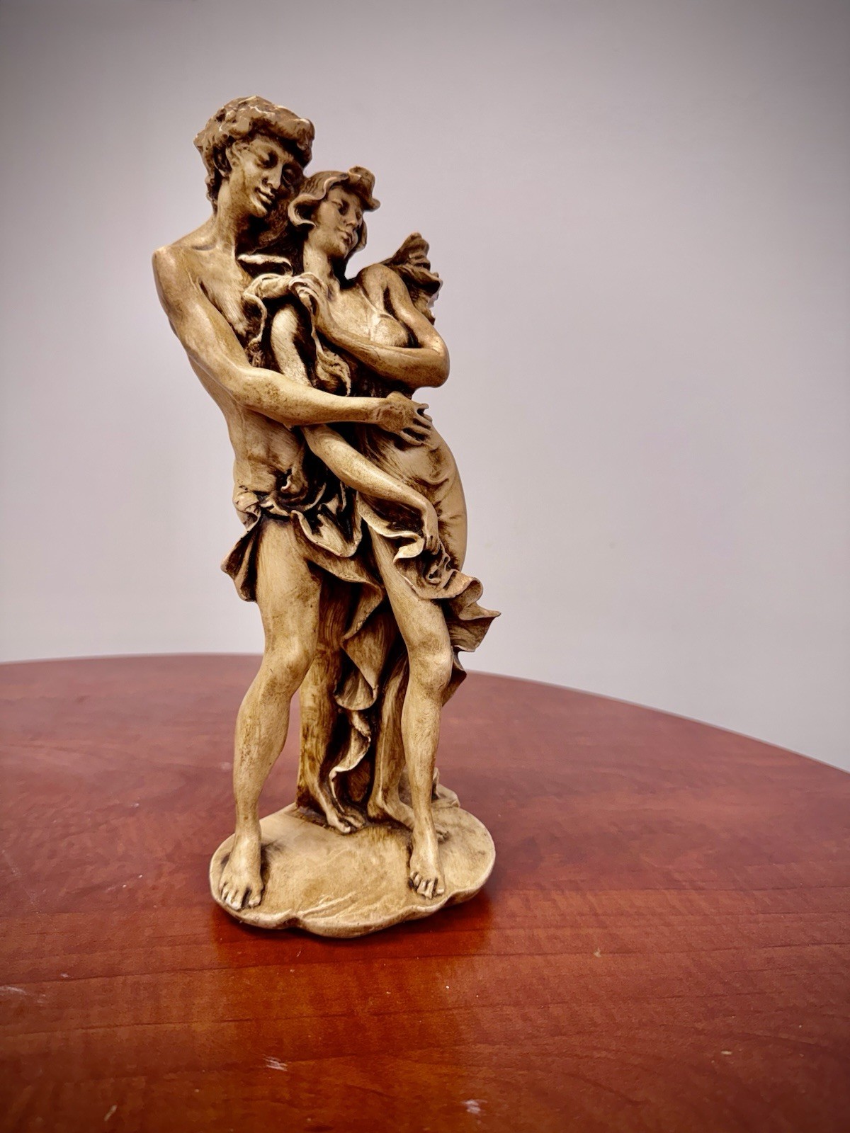 “Romantic Lovers” Resin Statue – Home Decor Art