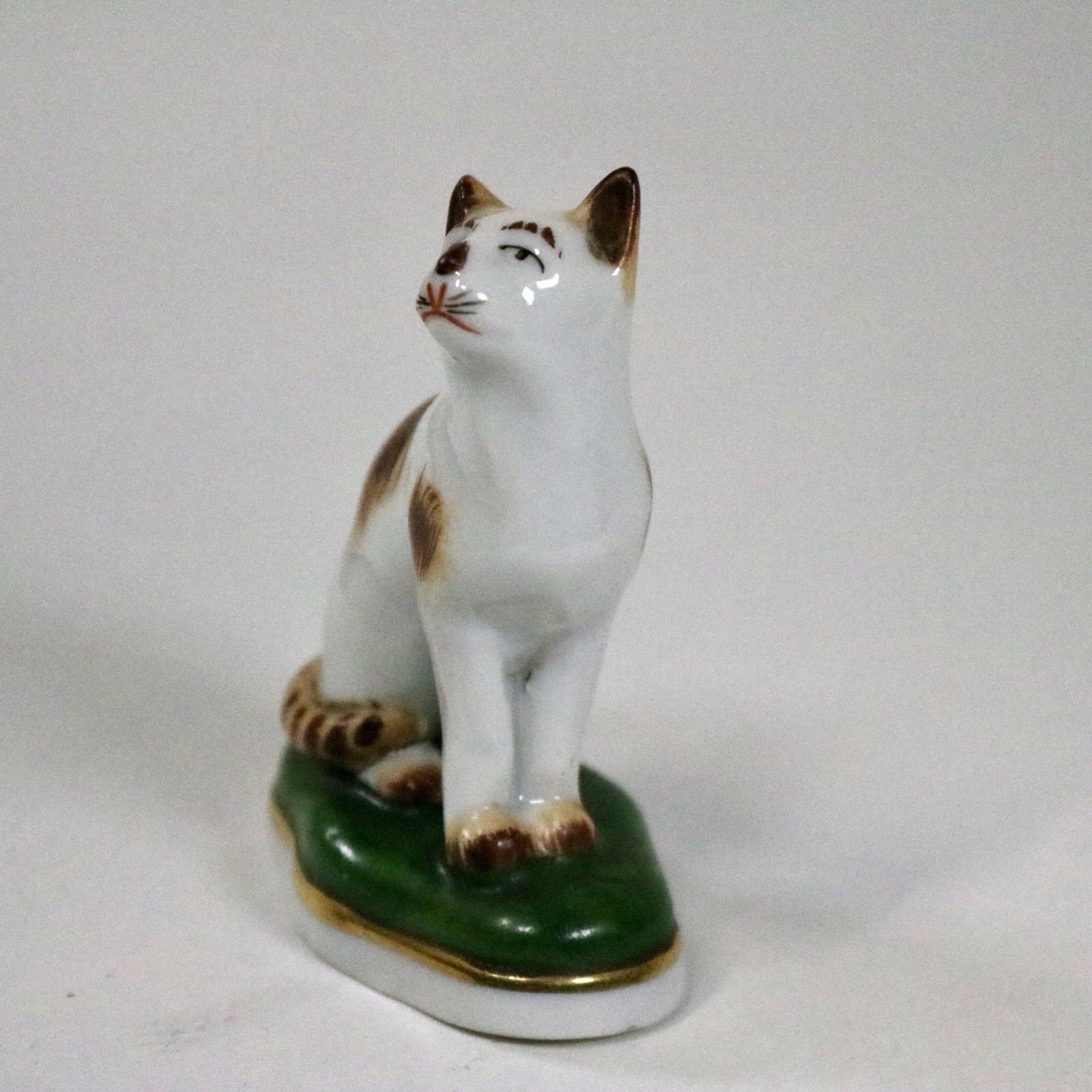 Vtg Chelsea/Staffordshire Style Porcelain Cat Figurine on Green & Gold Plinth