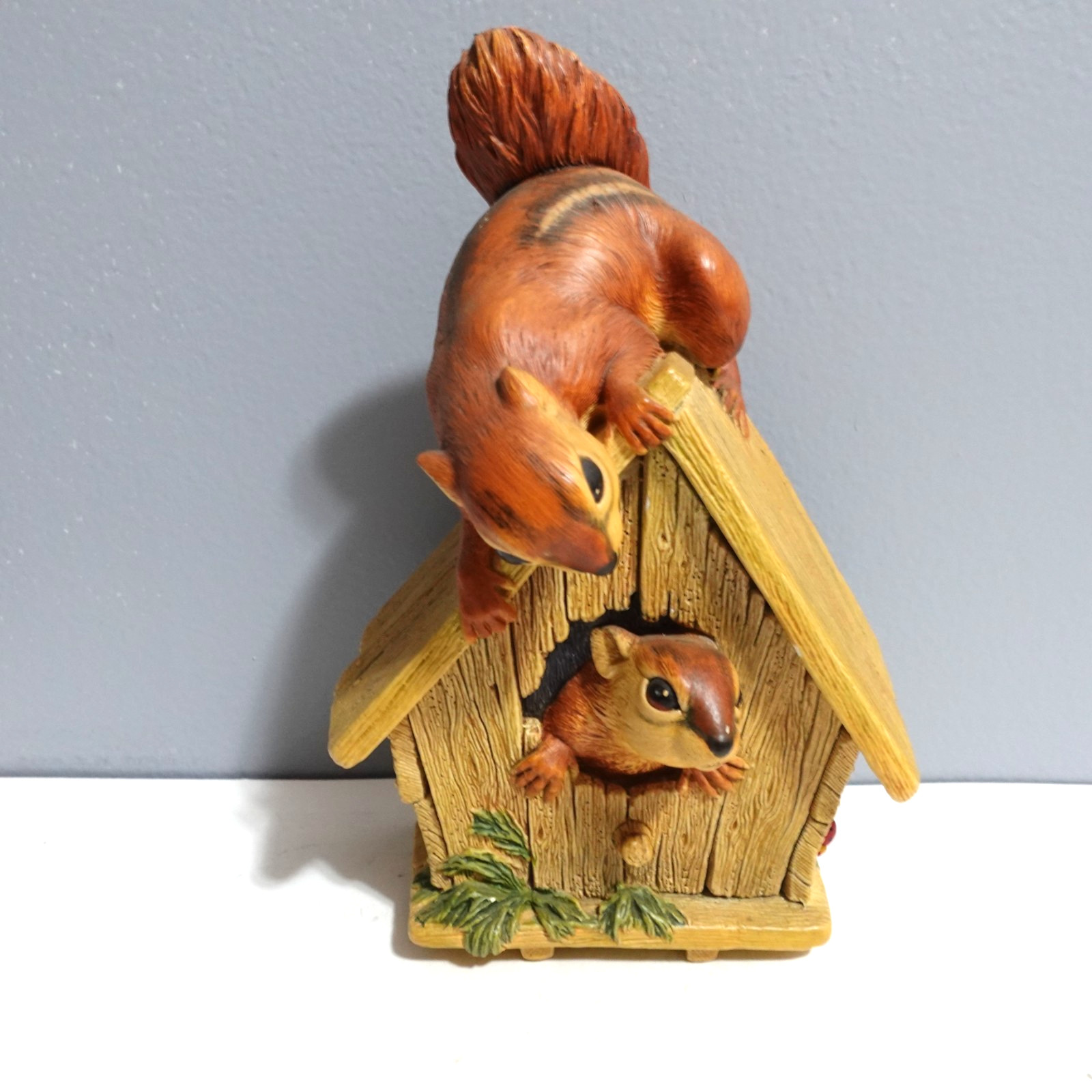 Bossons Chalkware Wall Plaque Figurine Chipmunks