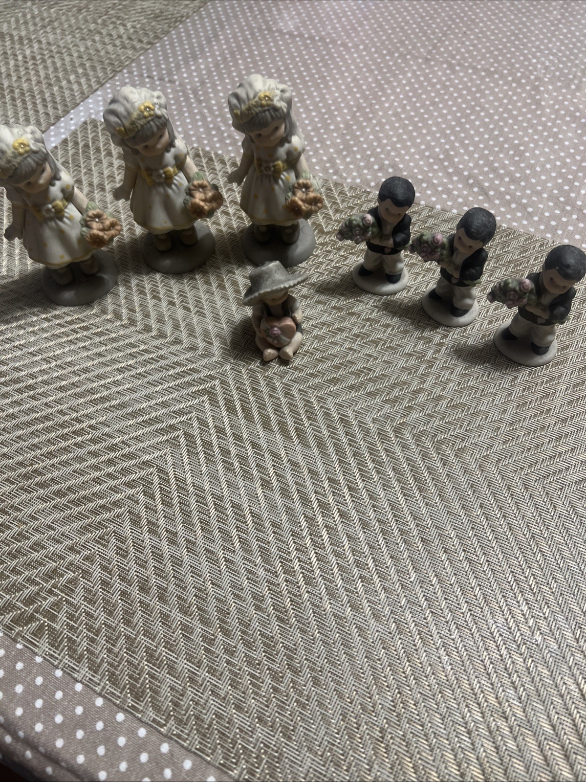 Figurine Statues