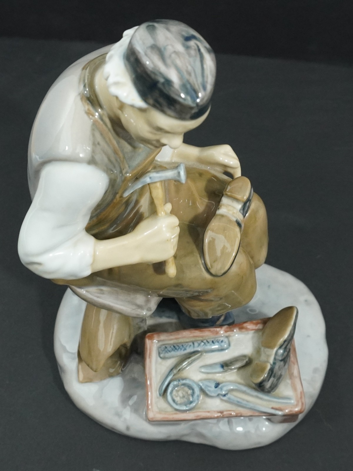 Vintage Bing & Grondahl shoemaker figurine #2228 Denmark – Designer Axel Locher