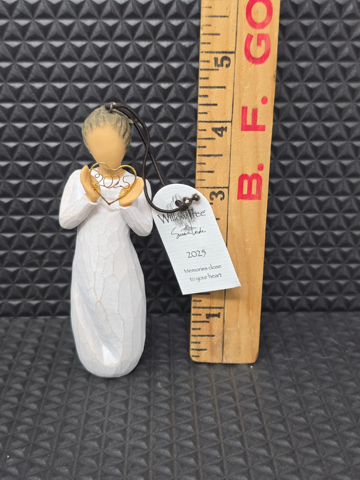 2025 DATED YEAR ORNAMENT WILLOW TREE SUSAN LORDI “Memories Close to Your Heart”