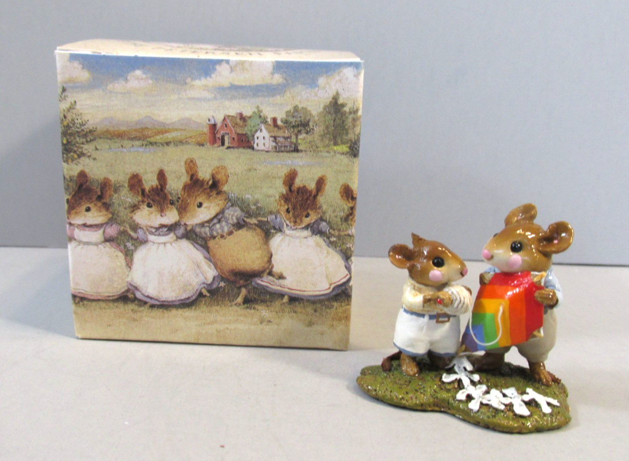 1995 Wee Forest Folk “High Flyer” Mouse/Rainbow Kite Miniature Figurine (M-207)
