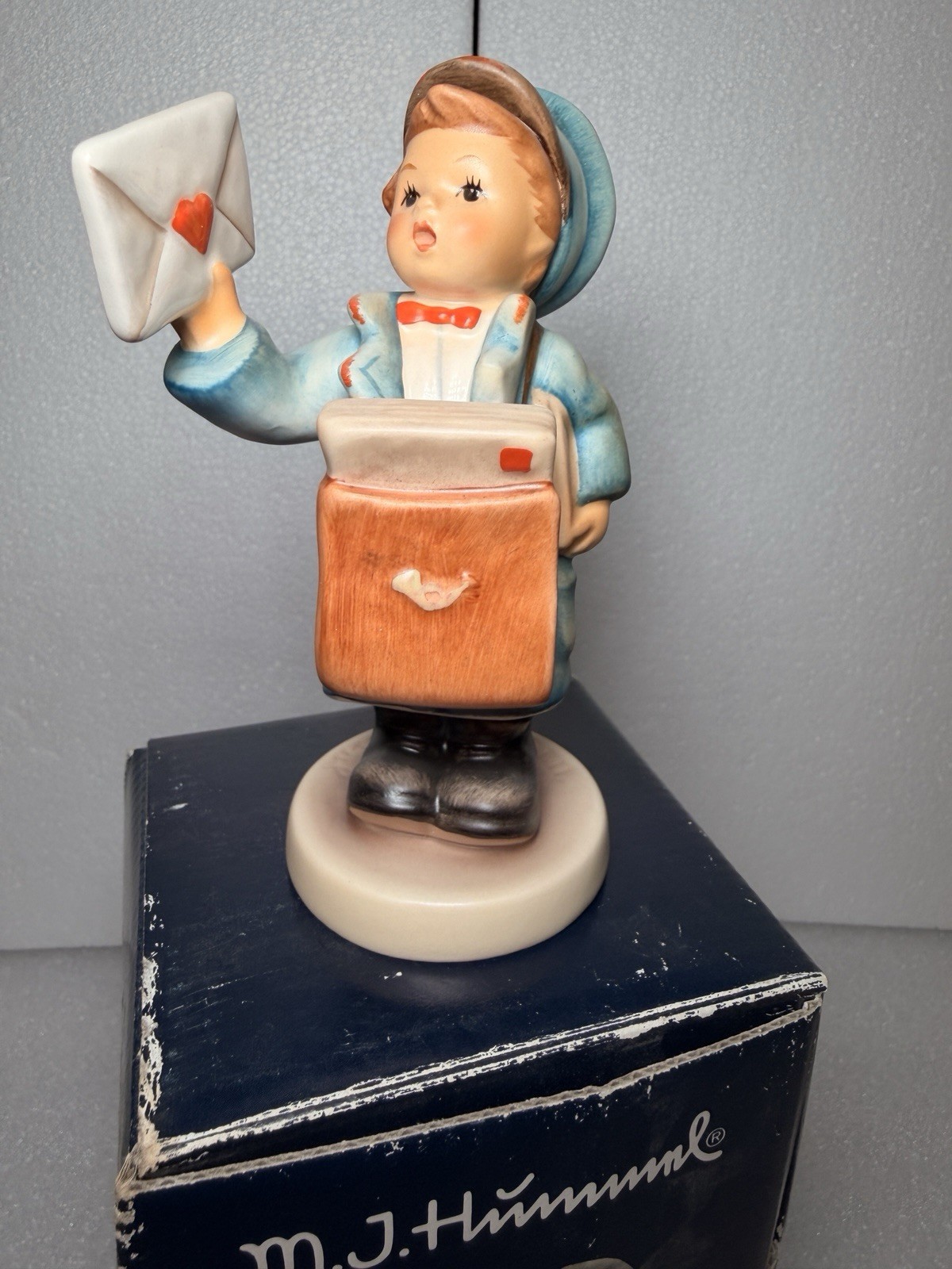 M.I. Hummel Postman Eilbote 199/0 Goebel Germany 1994 Figurine w/ Original Box