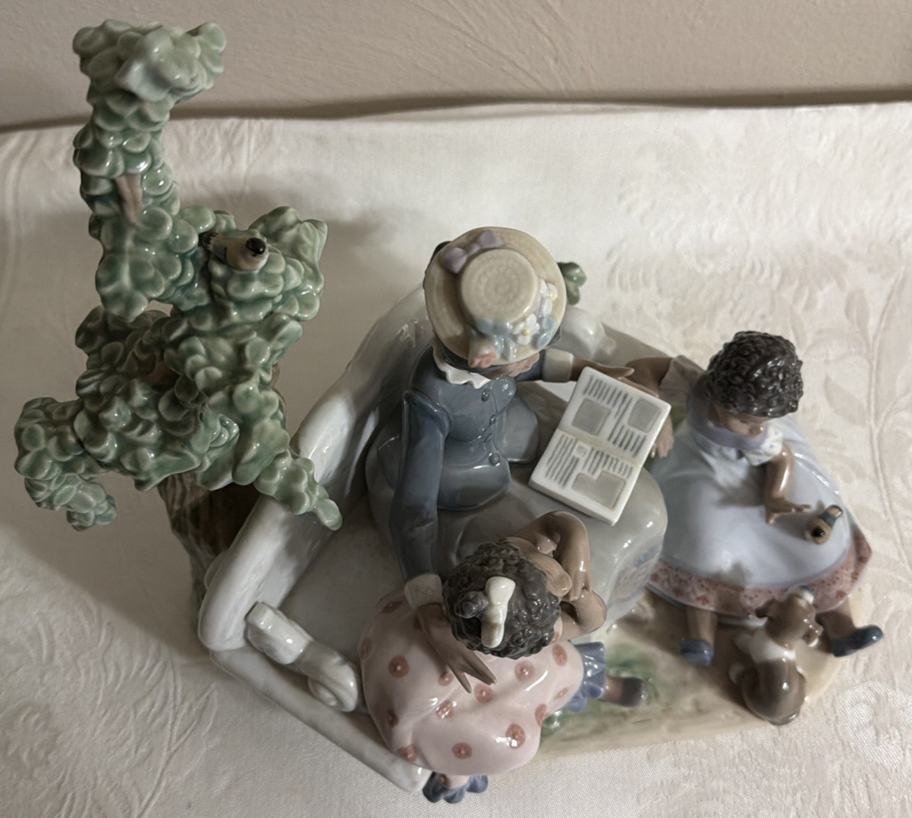 Lladro 5371 FAMILY ROOTS Black Legacy Collection Mother reading to children