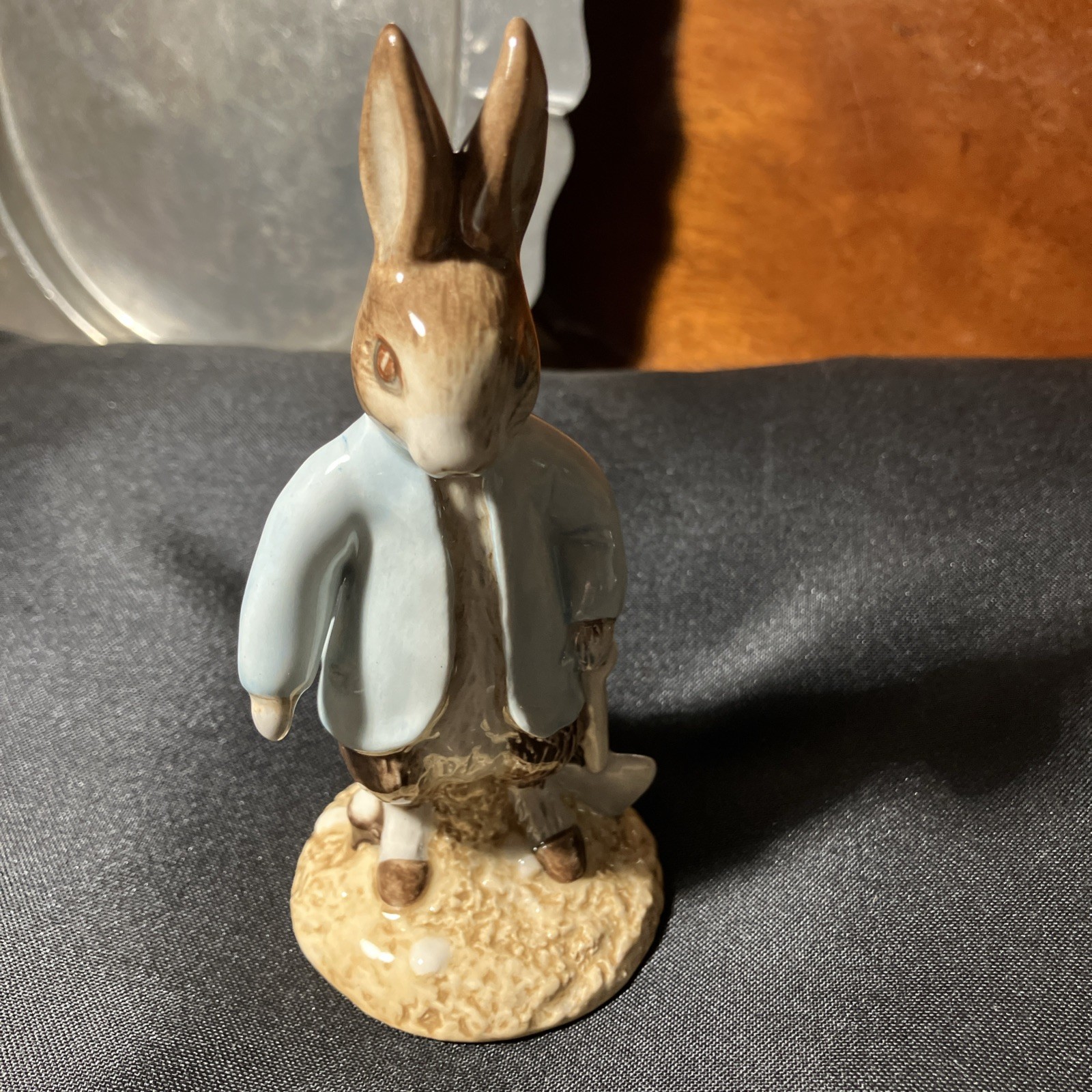 Beatrix Potter PETER RABBIT DIGGING Figurine John Beswick Signed 2000 England