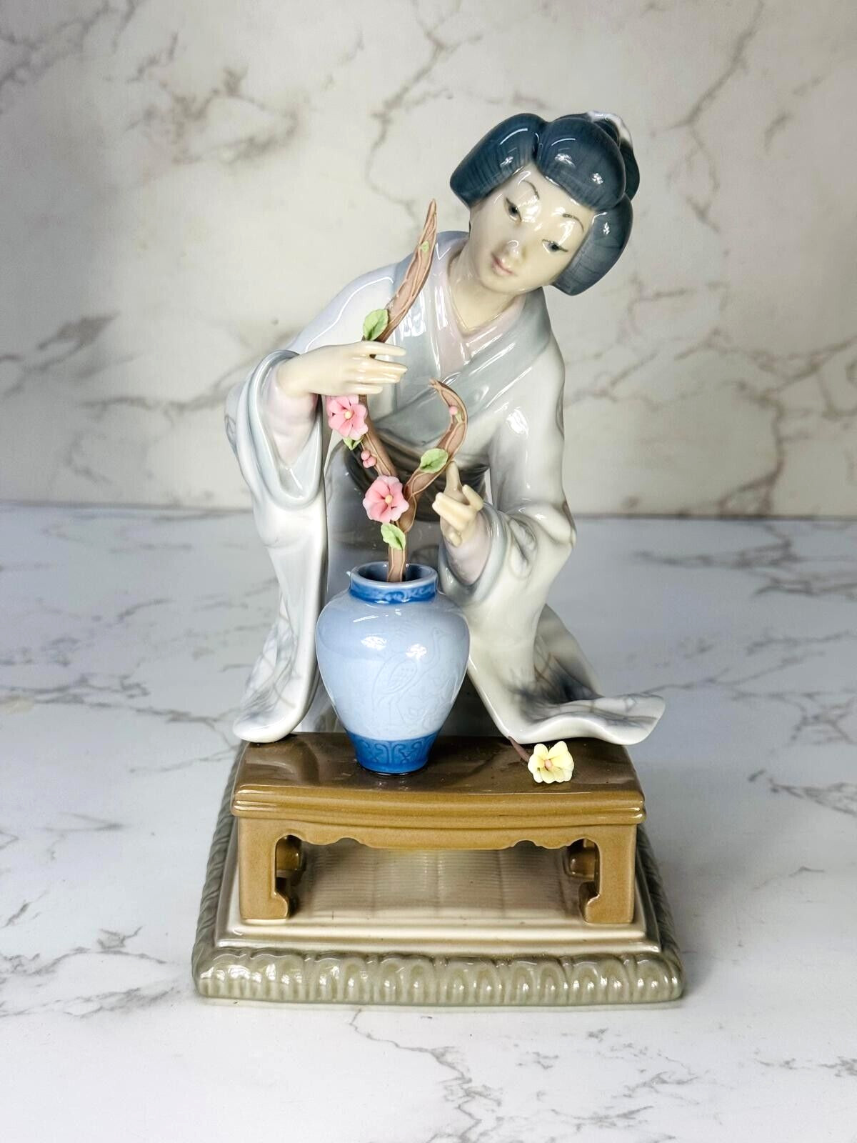 Lladro Japanese Geisha Flower Arranger Porcelain Figurine 4840