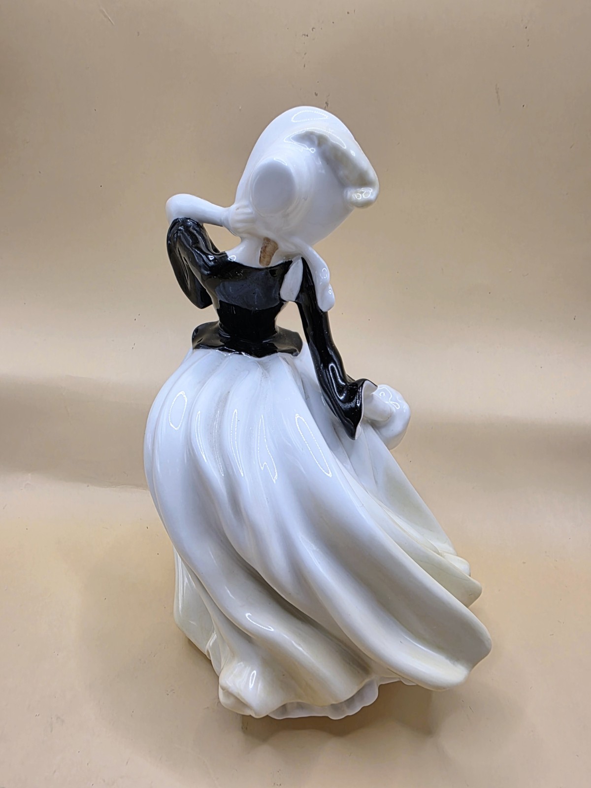 Vintage Royal Doulton “Autumn Breezes” Figurine HN 2147 — Rare Black & White
