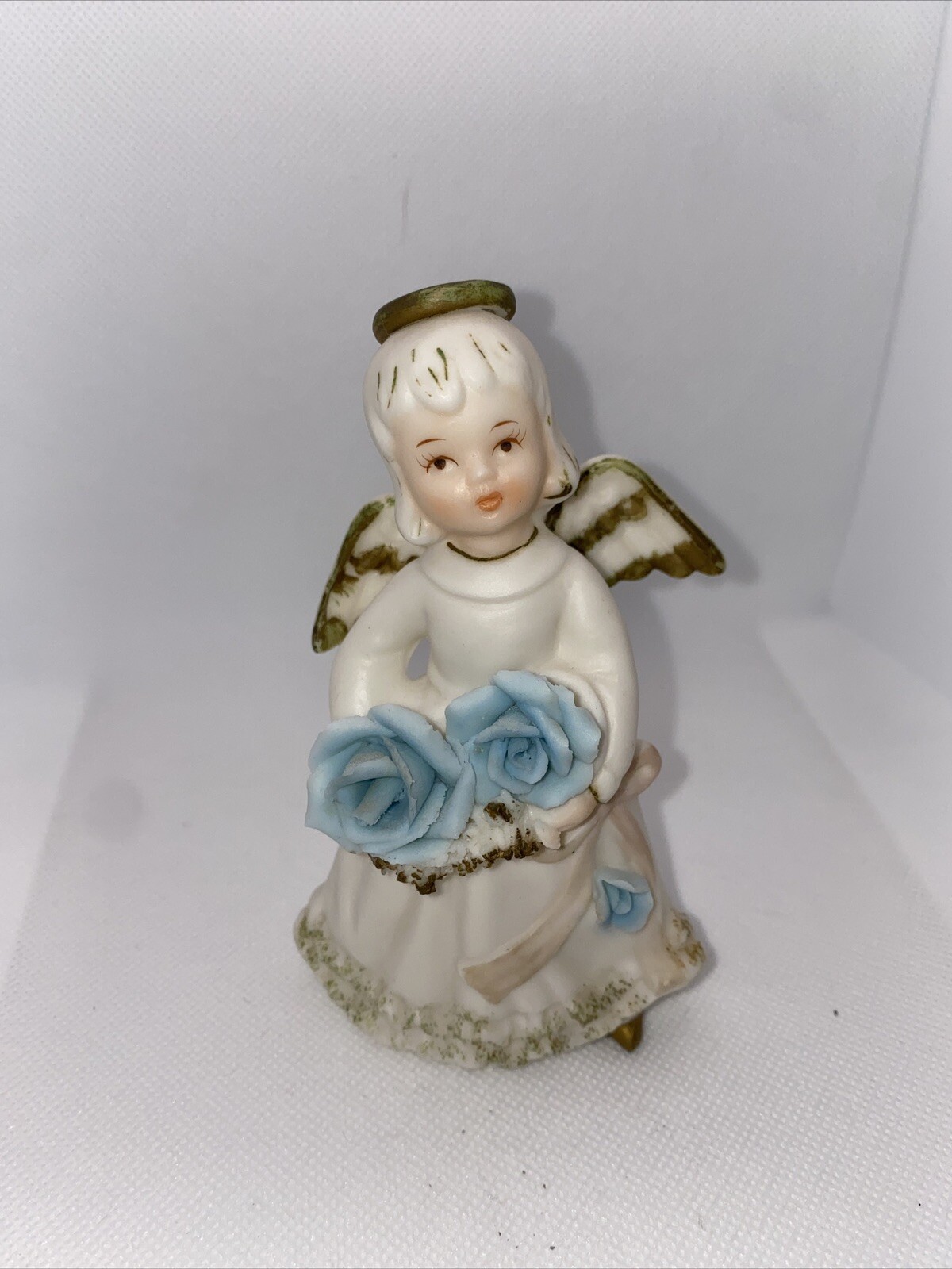 Arco angel with blue flowers.