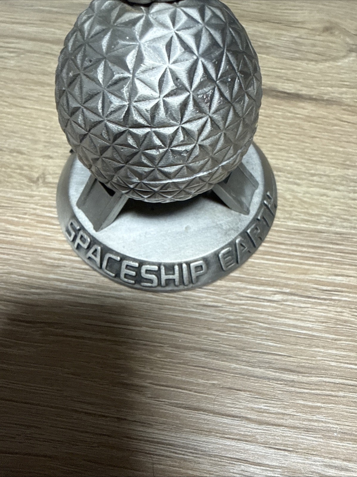 Walt DISNEY MICKEY Mouse EPCOT Center – Spaceship Earth Souvenir PEWTER Figurine