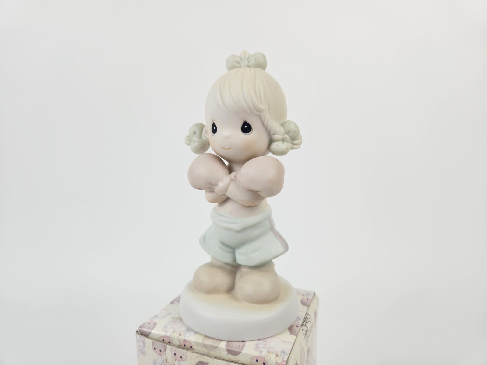 Precious Moments “Faith Is A Victory” Girl Boxing Gloves 1989 521396 Vtg Crossed