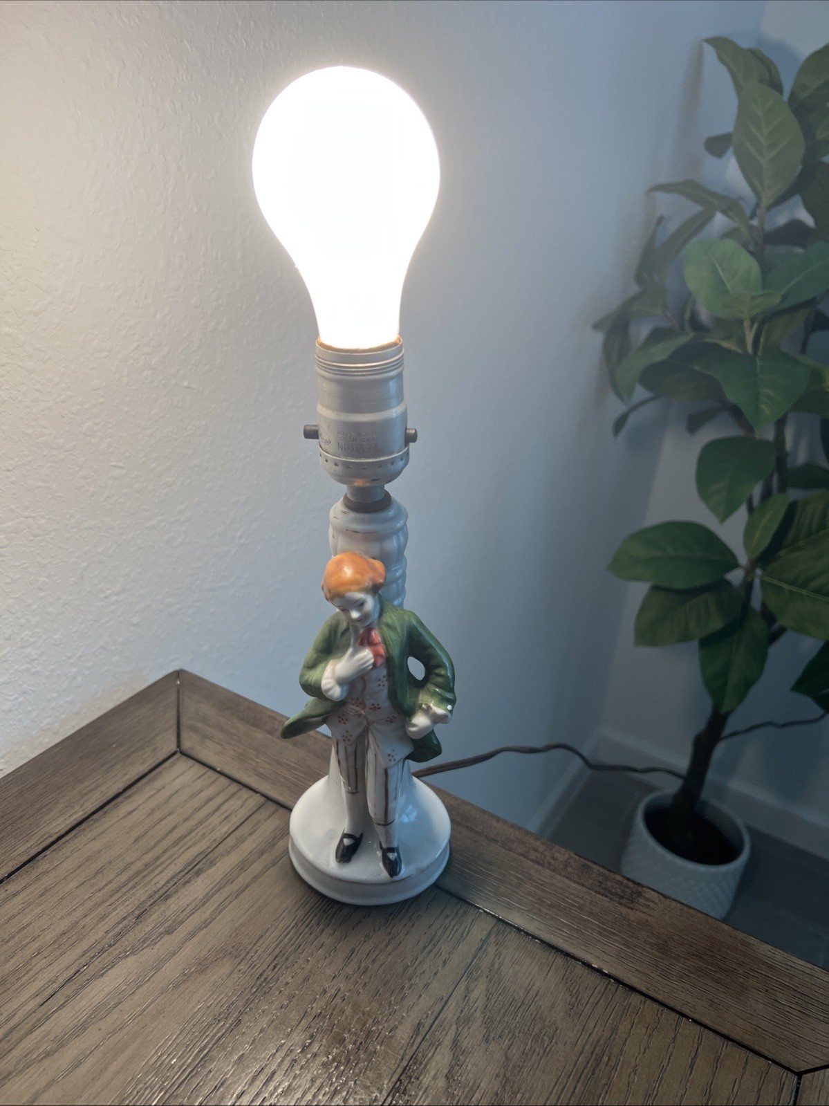Vintage Hand Painted Japan Figural Porcelain Lamp Gentleman Leviton Socket 10”