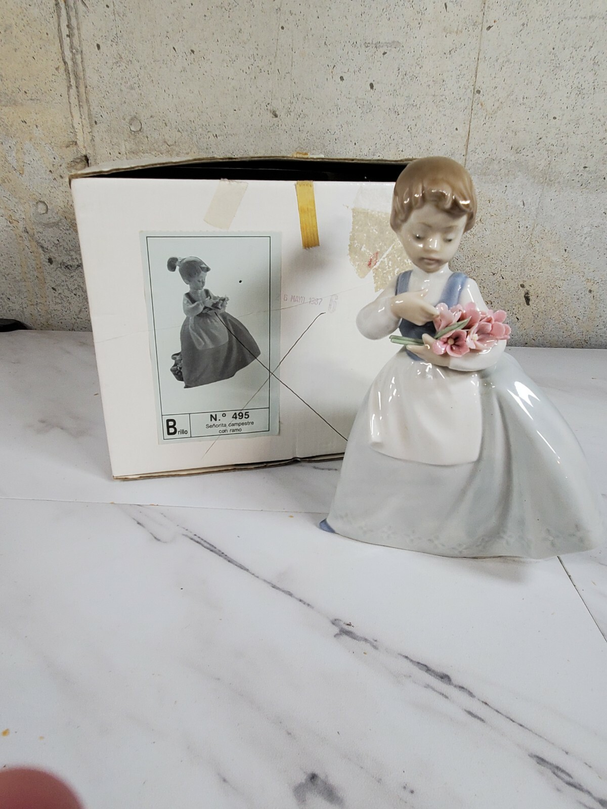 1989 NAO by Lladro Porcelain Figurine “Senorita Campestre Con ramo” No. 495