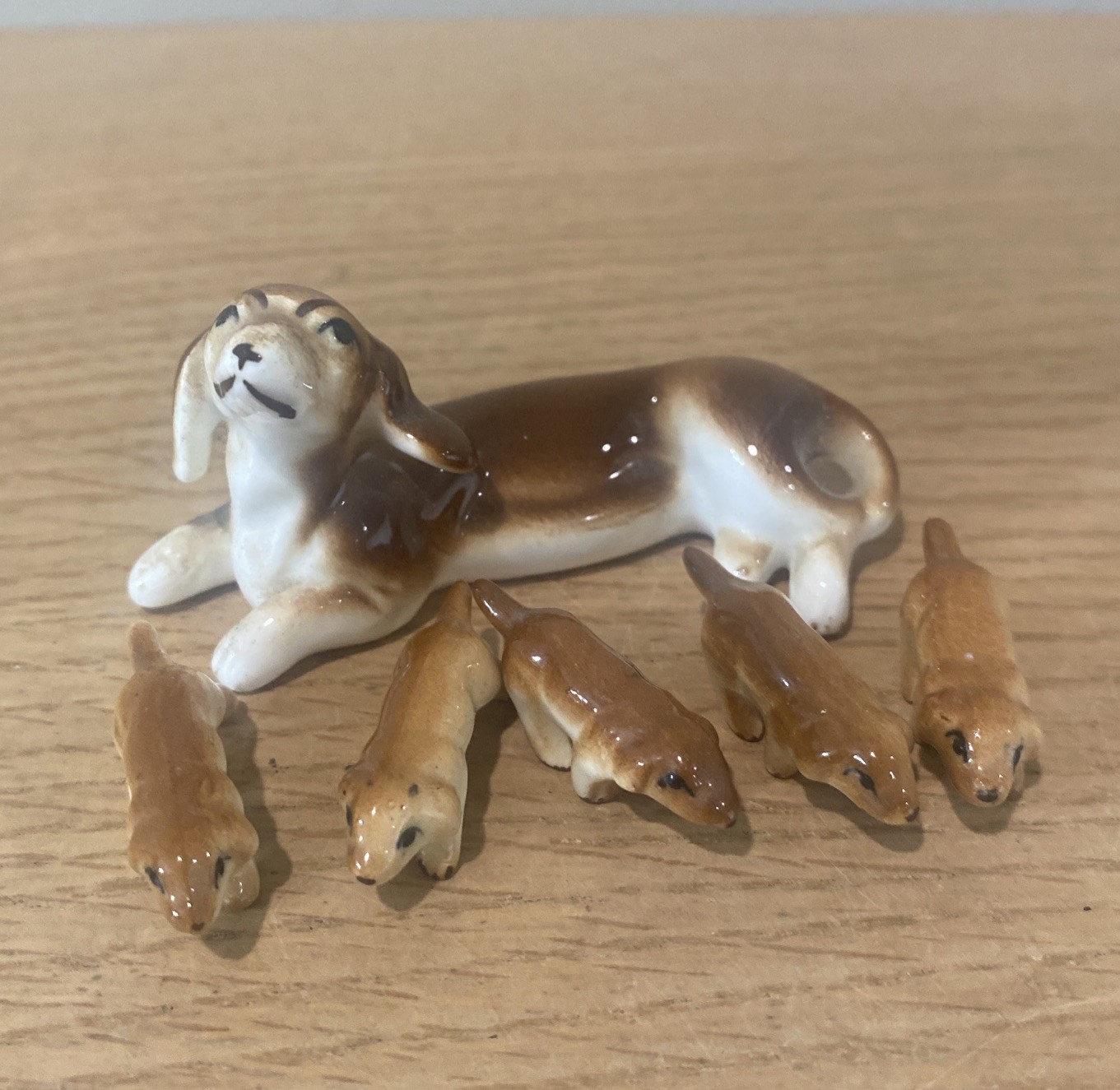 Minature Bone China Dachshund With 5 Puppies Unbranded Figurine 1.25” Tall