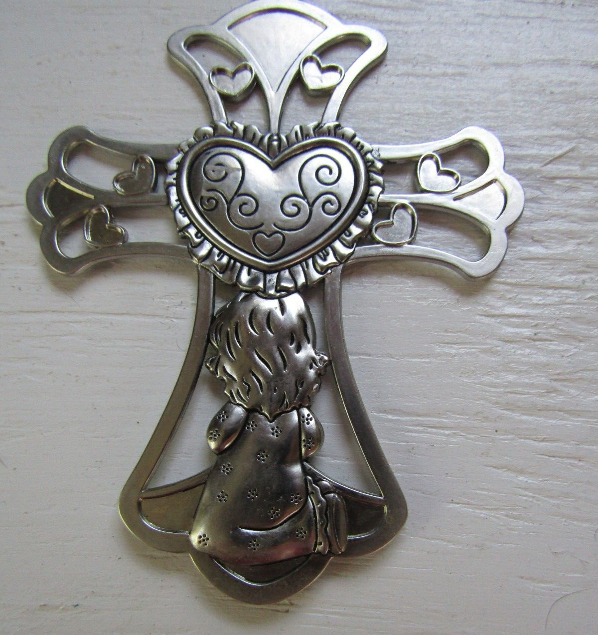 Vintage Metal Jesus Loves Me Praying Girl Christian Crib Cross ~ 3.0 x 4.0″