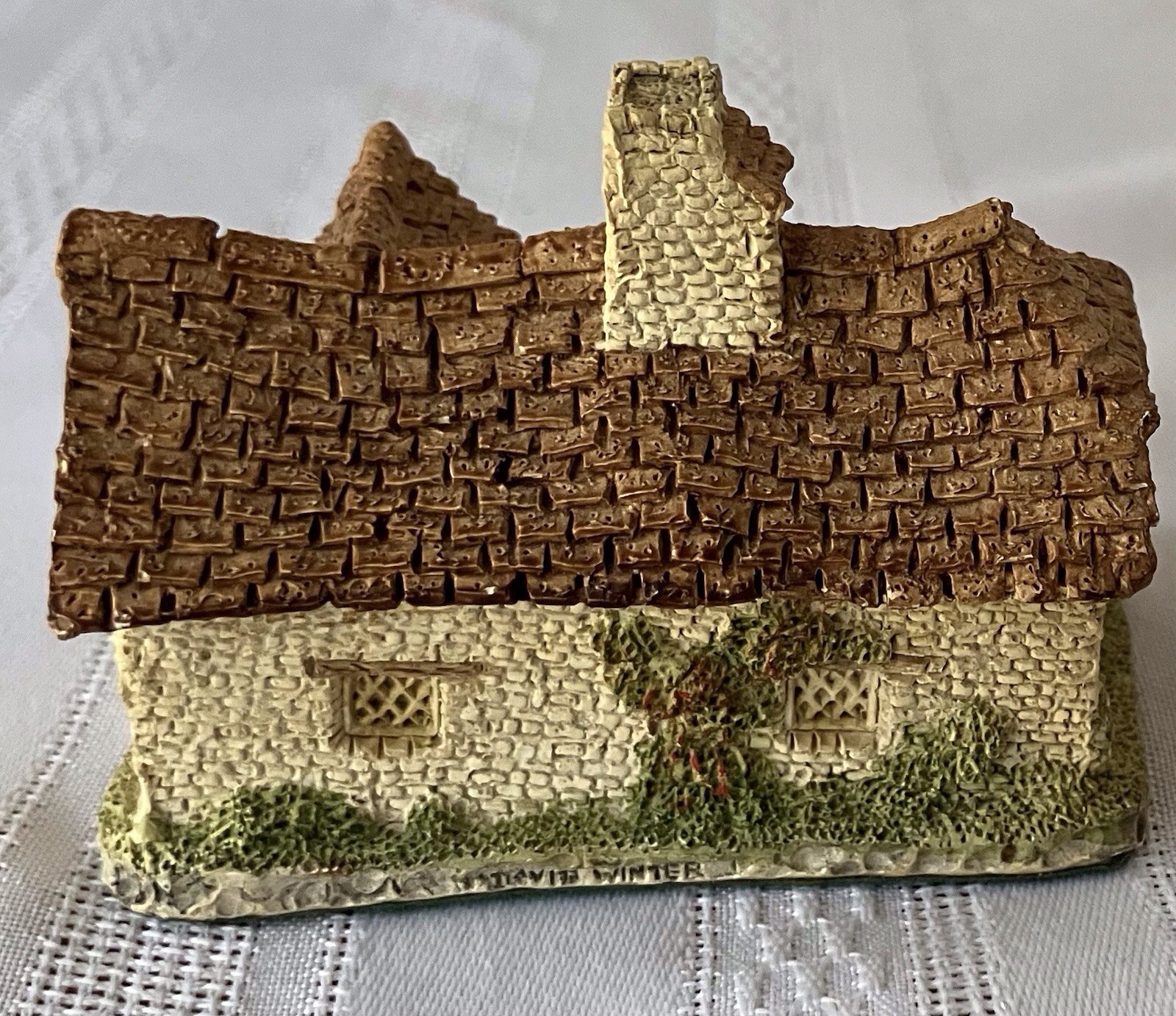 David Winter “ Sussex Cottage” Vintage, Hand -Painted Figurine, approx. 2.5×3.5”