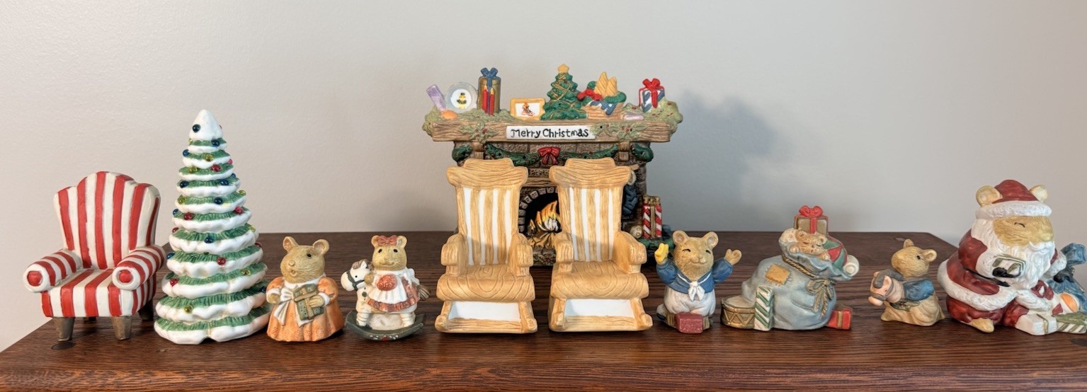 1995 Christmas Decorative Outfit – 11 Piece Light-Up Fireplace/Mouse Family Set