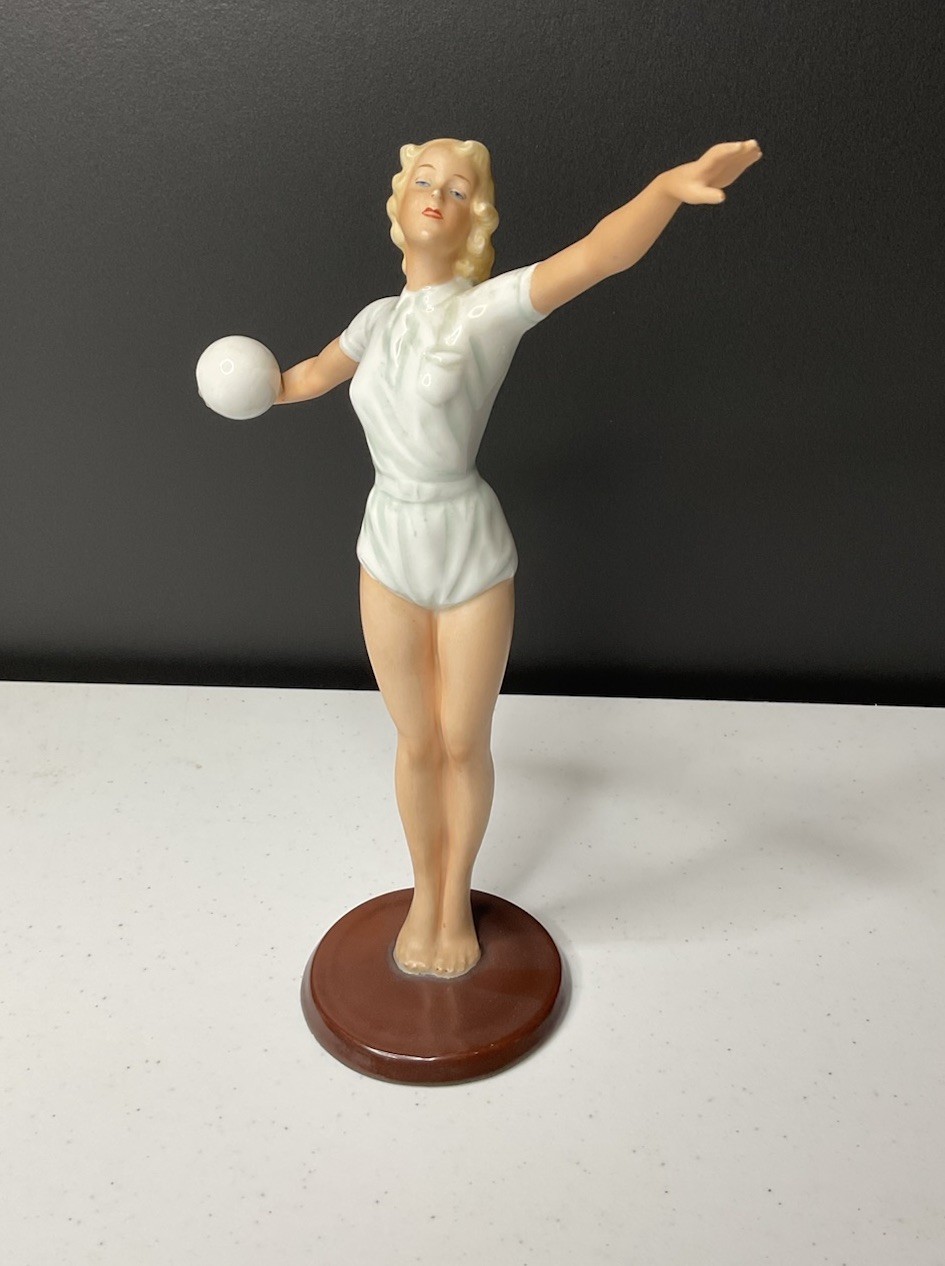 Vintage Schaubach Kunst • Porcelain Female 9-1/2″ Figurine Volleyball Germany