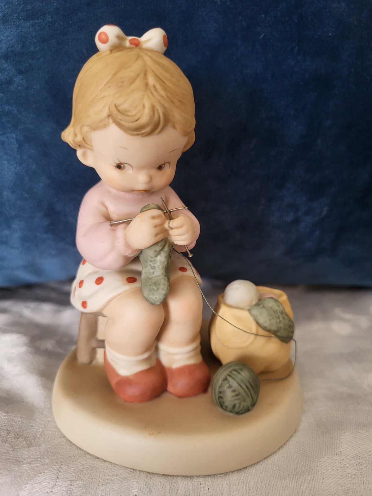 Enesco Memories of Yesterday Knitting You a Warm and cozy winter figurine