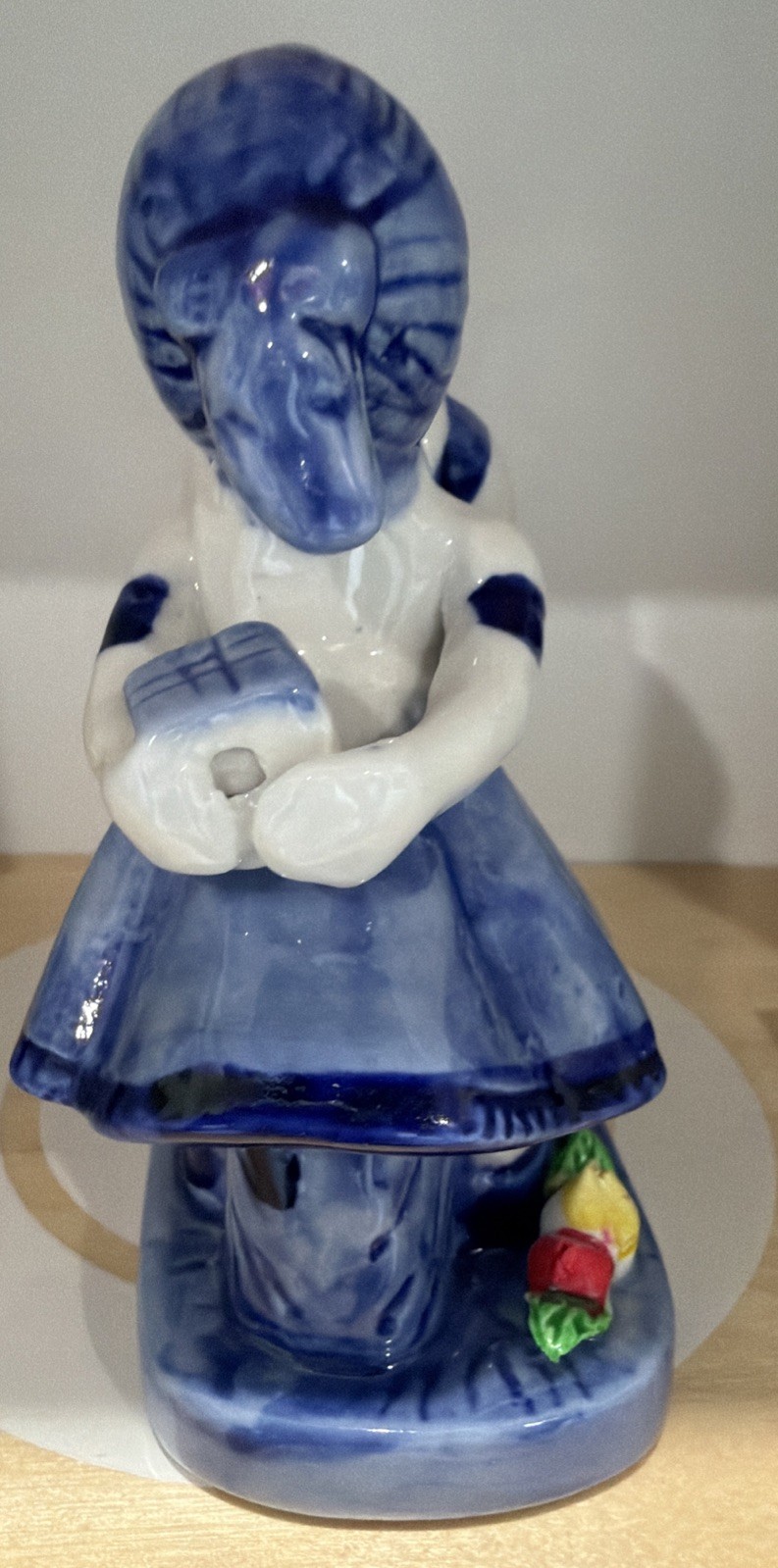 Aruba Gift Delftware Blue Kissing Boy/Girl with Tulips Artist Stamp #019046-A