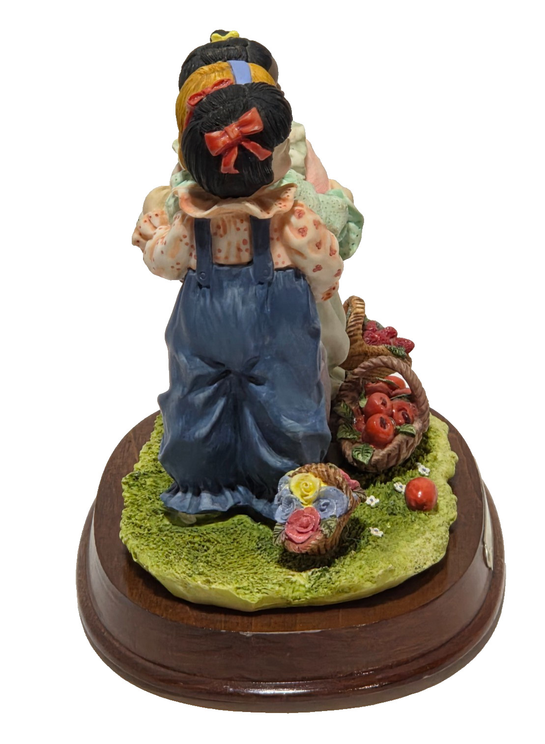 Da Vinci Collections Figurines 3 Young Girlfriends Different Race on Wooden Base