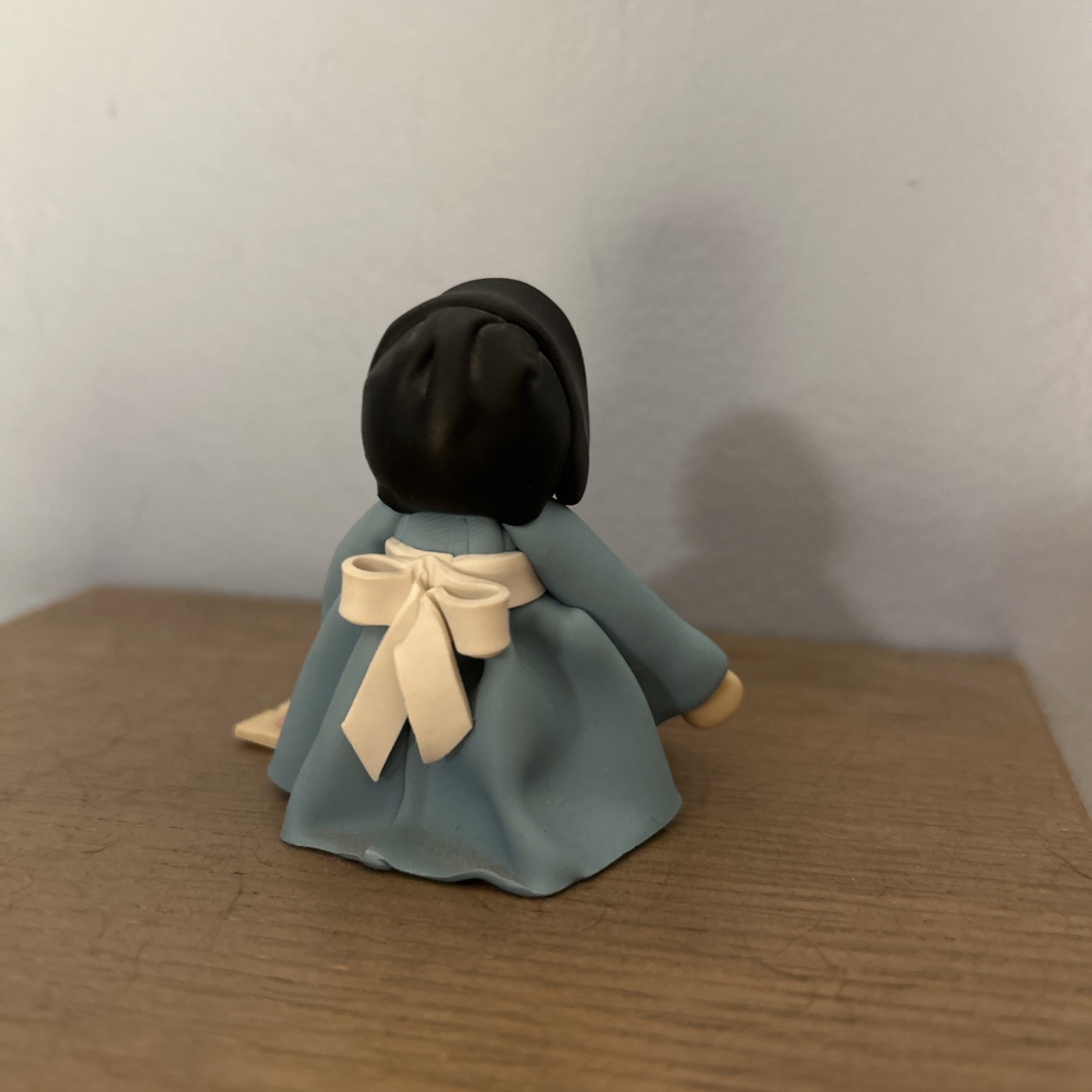 Amish Figurine Set Girl & Quilt Shelf Sitter Faceless 2.5 In Tall EUC