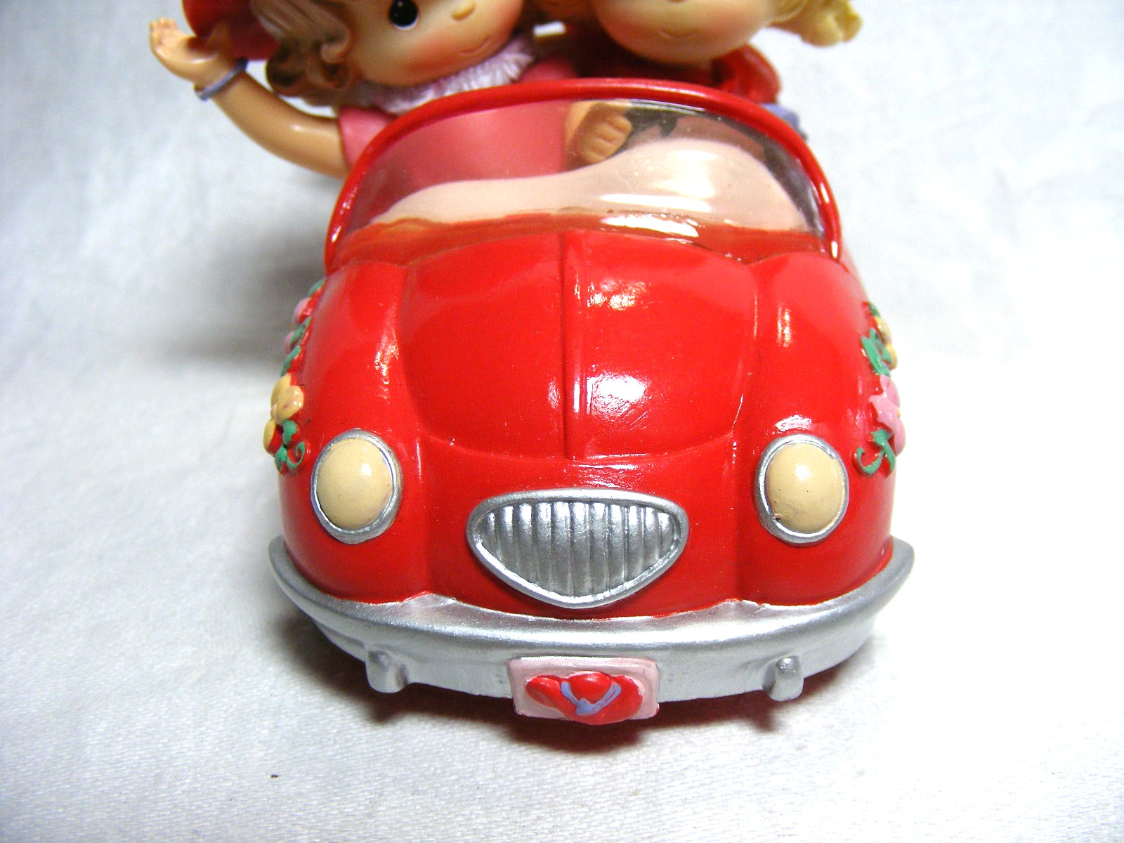 2005 Precious Moments Figurine No. 09-00574-004 Live Life Outside The Hatbox L-2