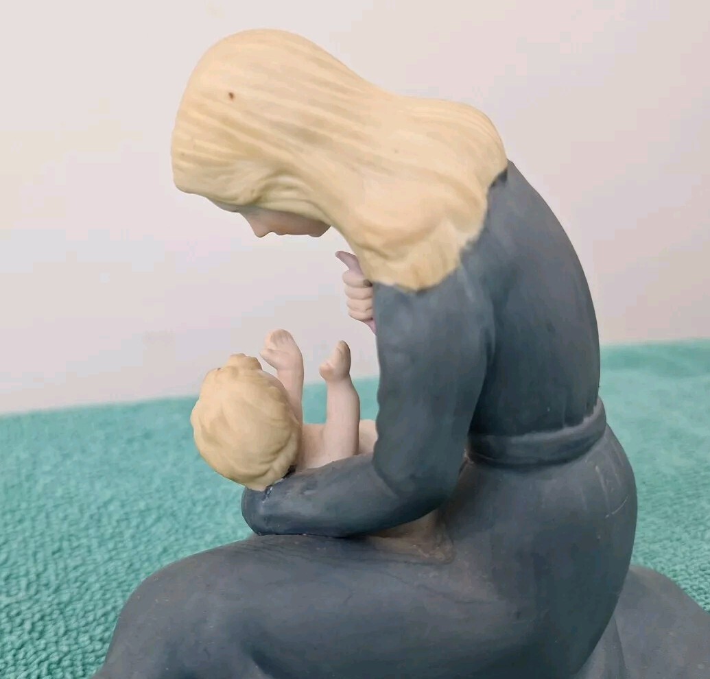 Sanmyro Taiwan Collection Mother and Baby Porcelain Figurine Blue & White 5″x6″