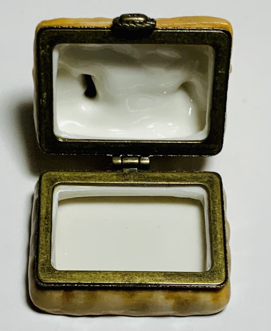 Hinged Trinket Box Foreside Porcelain Brown Bear Fishing In Stream Ex Condition