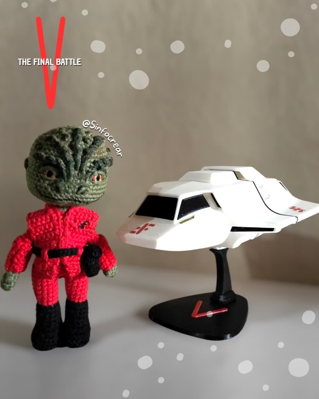 V Visitor lizard Amigurumi and skyfighter ship 7 inches with open gates and base